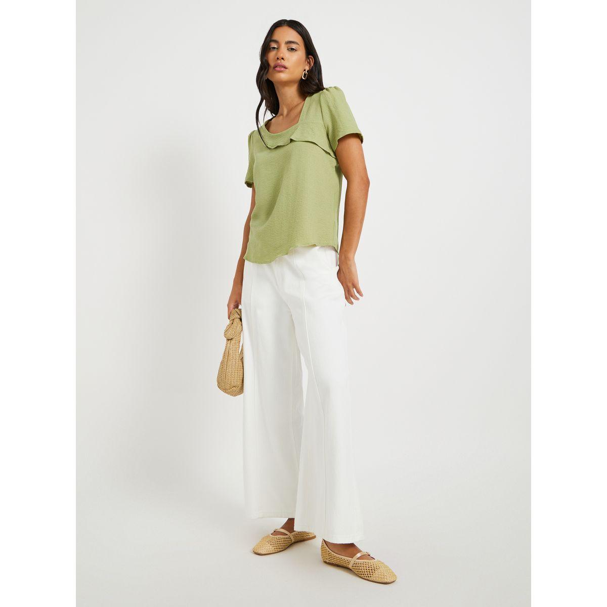 بلوزة بياقة غير متماثلة الطول وتفاصيل كشكش-women-clothing-shirtsandblouses-blouses-image-2