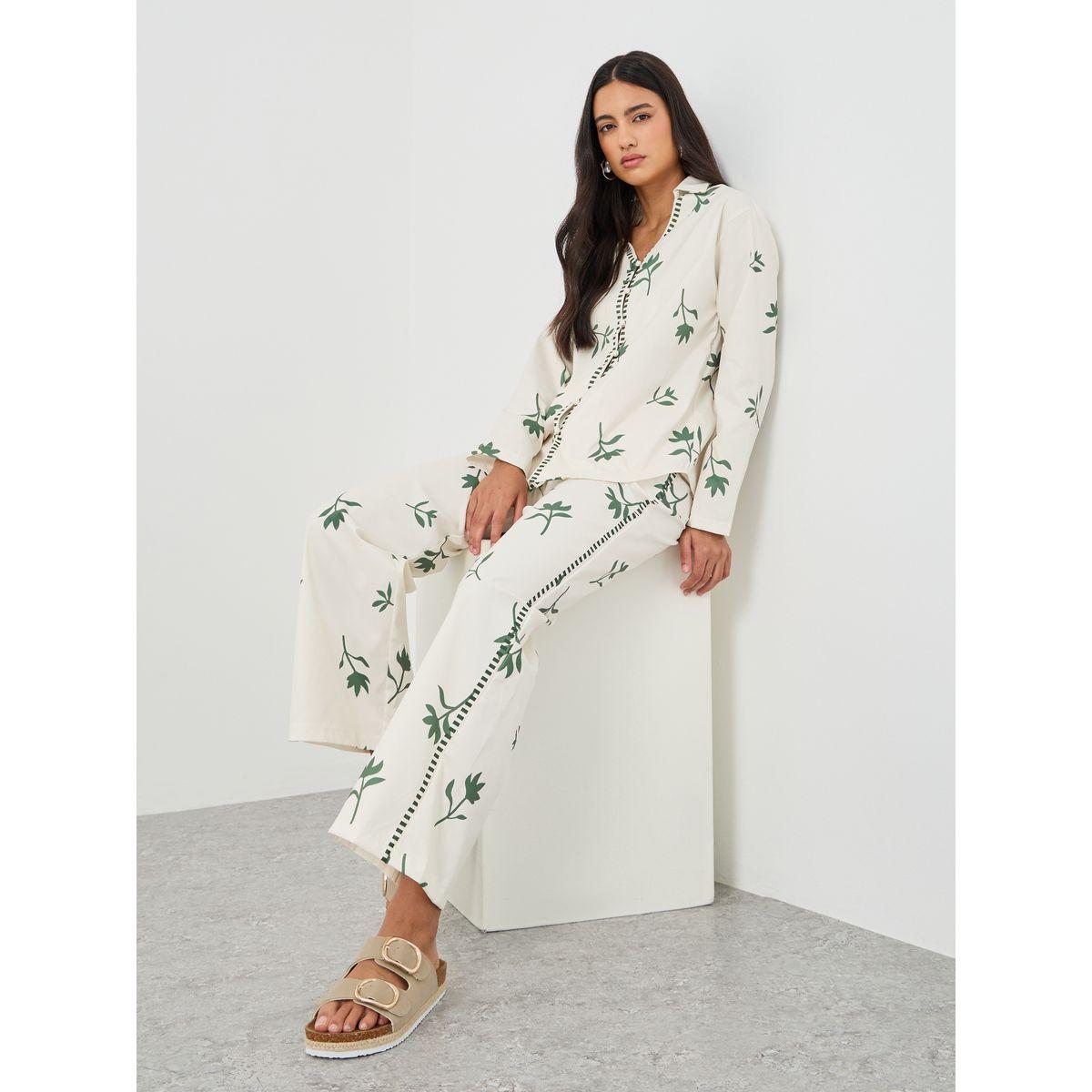 طقم منسق من بنطال وبلوزة مطبعة بتفاصيل أزرار-women-clothing-coordsets-image-6
