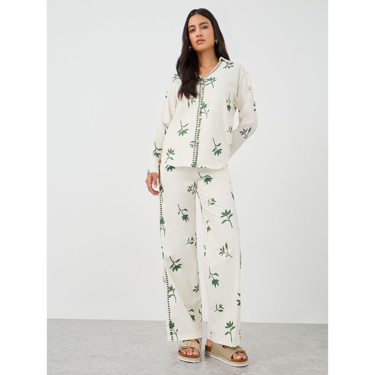 طقم منسق من بنطال وبلوزة مطبعة بتفاصيل أزرار-women-clothing-coordsets-image-5