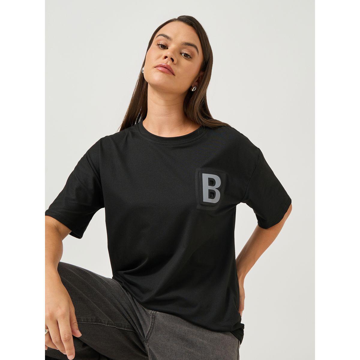 تيشيرت سادة بياقة دائرية ومزين بشارة-women-clothing-tshirts-image-1