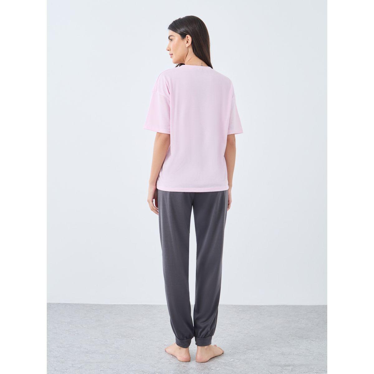 طقم من بنطال بيجاما وتيشيرت بطبعة جرافيك-women-clothing-nightwear-pyjamas-longsets-image-4