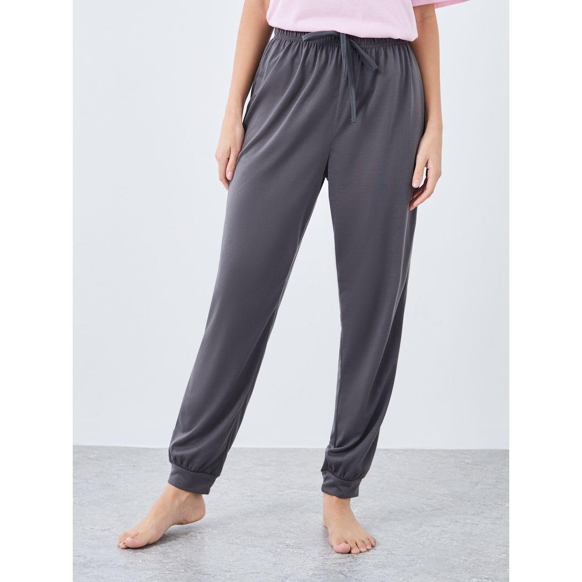 طقم من بنطال بيجاما وتيشيرت بطبعة جرافيك-women-clothing-nightwear-pyjamas-longsets-image-5