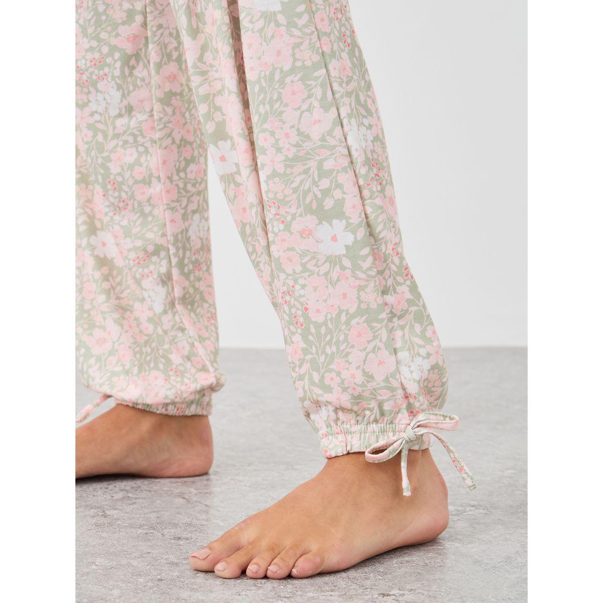 طقم بيجاما من بنطال وبلوزة بحمالات وتفاصيل دانتيل-women-clothing-nightwear-pyjamas-longsets-image-6