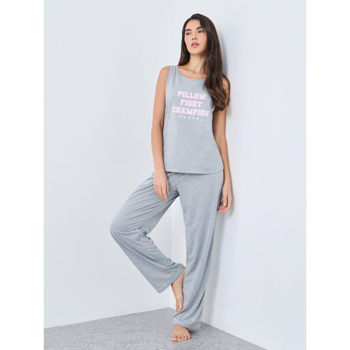 طقم من بنطال بيجاما وبلوزة بطبعة كتابة-women-clothing-nightwear-pyjamas-longsets-image-1