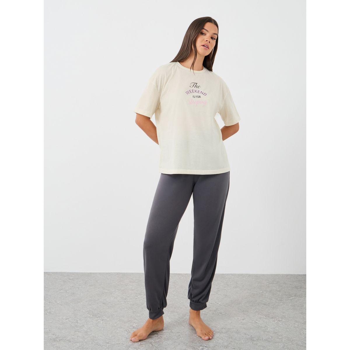 طقم بيجاما من بنطال وتيشيرت بطبعة كتابة-women-clothing-nightwear-pyjamas-longsets-image-1