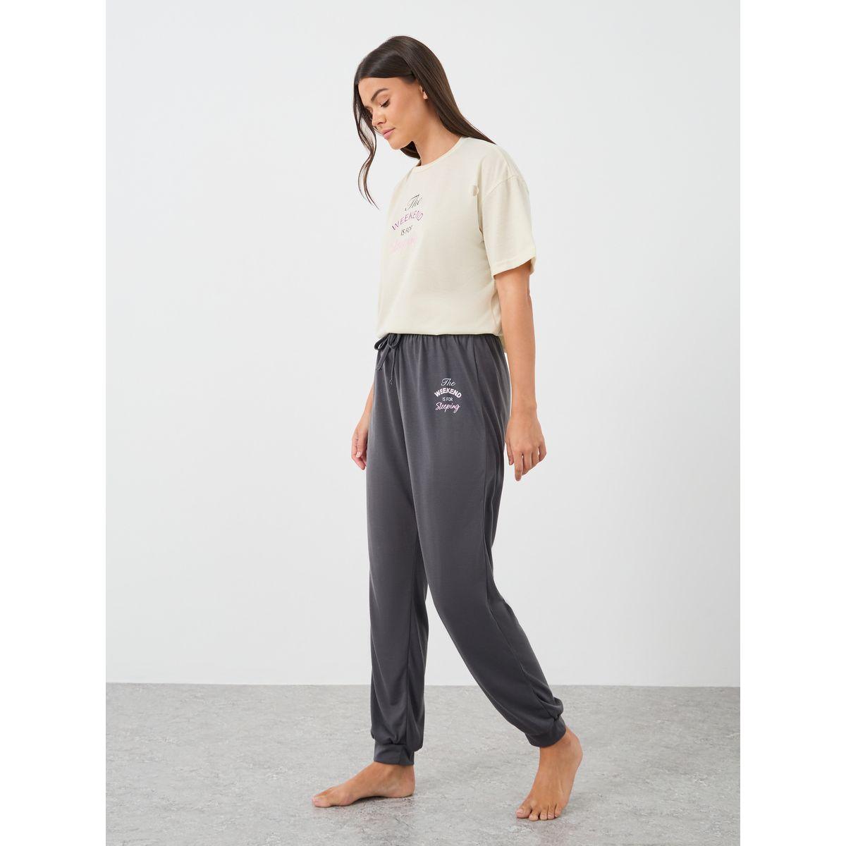 طقم بيجاما من بنطال وتيشيرت بطبعة كتابة-women-clothing-nightwear-pyjamas-longsets-image-4