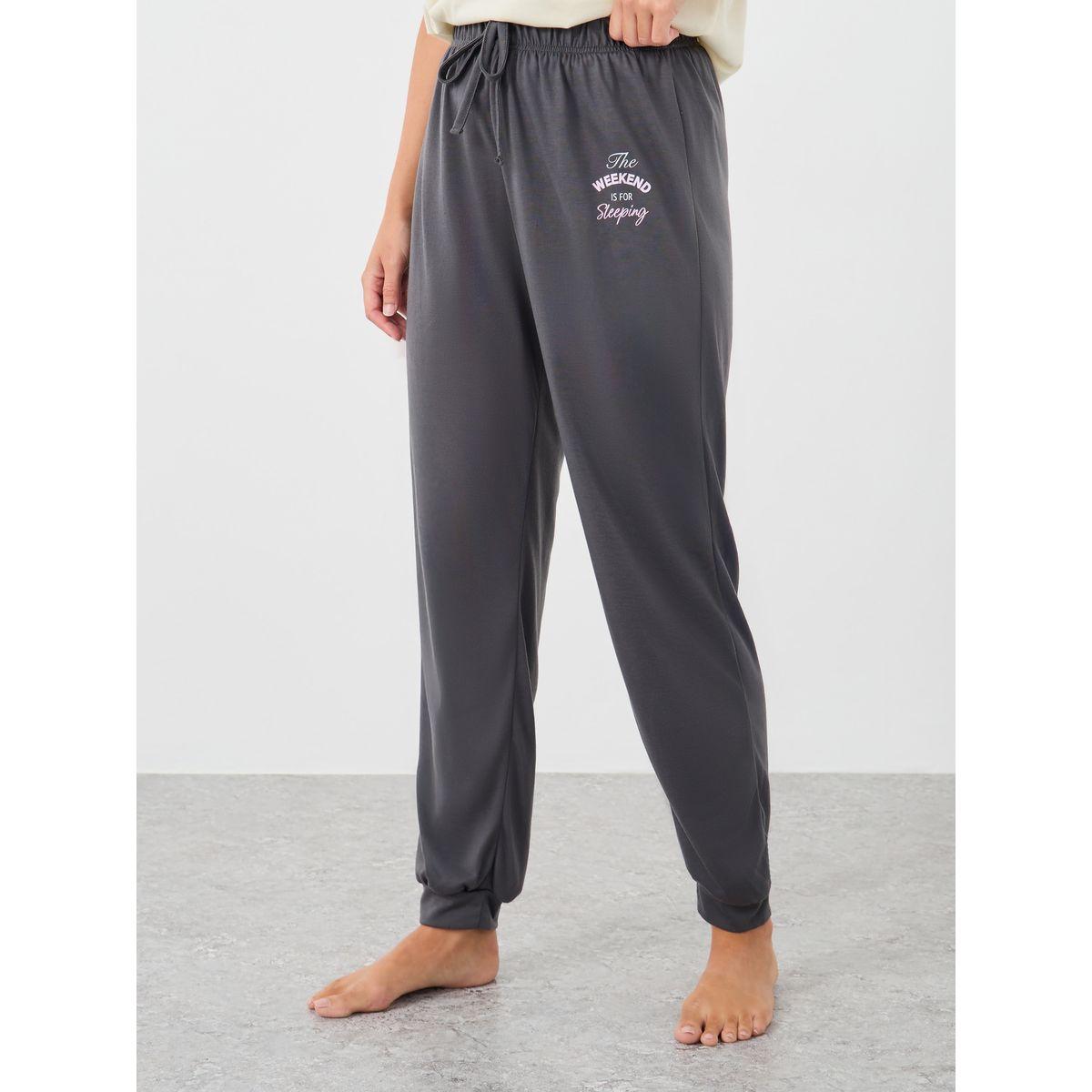 طقم بيجاما من بنطال وتيشيرت بطبعة كتابة-women-clothing-nightwear-pyjamas-longsets-image-5