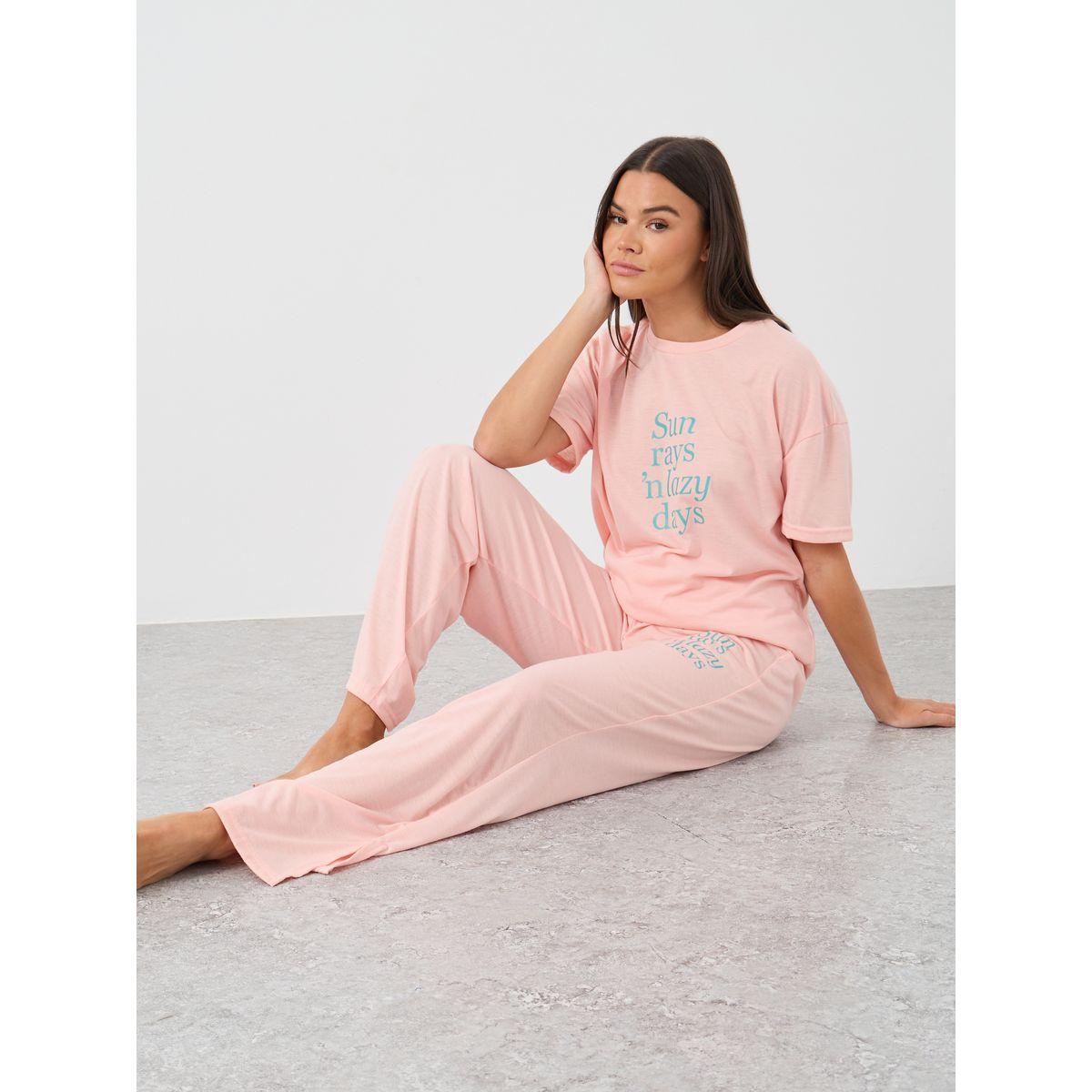 طقم بيجاما من بنطال وتيشيرت بطبعة كتابة-women-clothing-nightwear-pyjamas-longsets-image-1