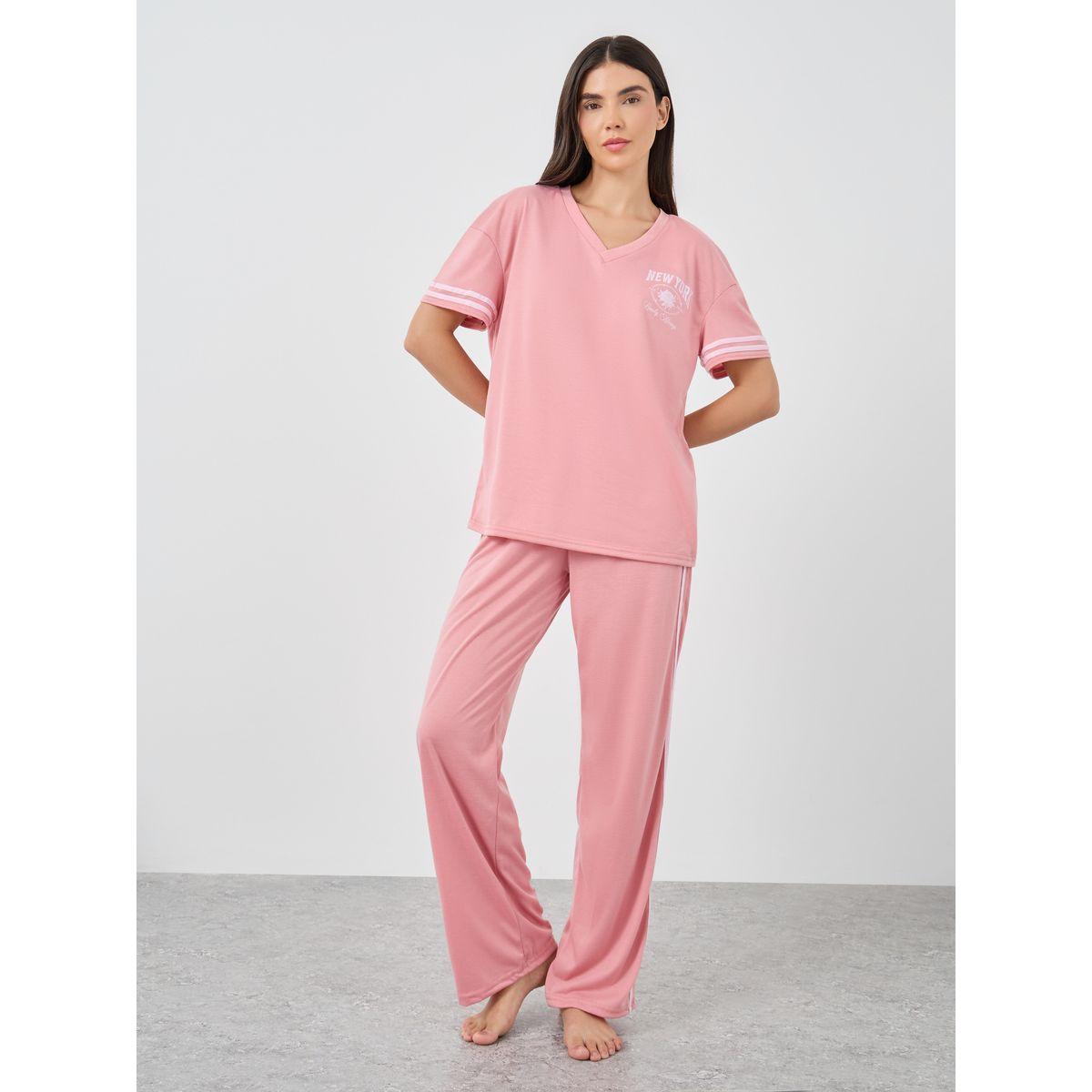 طقم من بنطال بيجاما وتيشيرت بطبعة نيويورك-women-clothing-nightwear-pyjamas-longsets-image-2