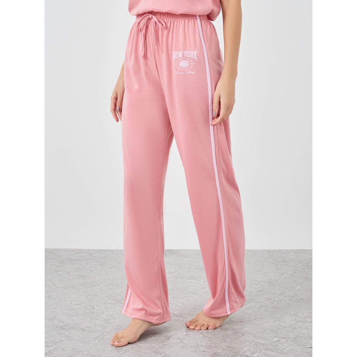 طقم من بنطال بيجاما وتيشيرت بطبعة نيويورك-women-clothing-nightwear-pyjamas-longsets-image-6