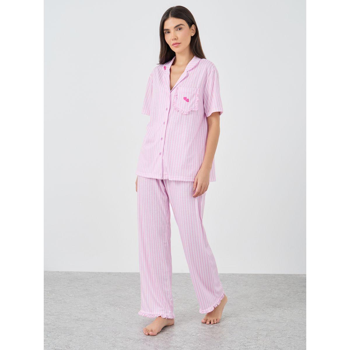 طقم من بنطال بيجاما وبلوزة مخططة بتفاصيل كشكش-women-clothing-nightwear-pyjamas-longsets-image-1