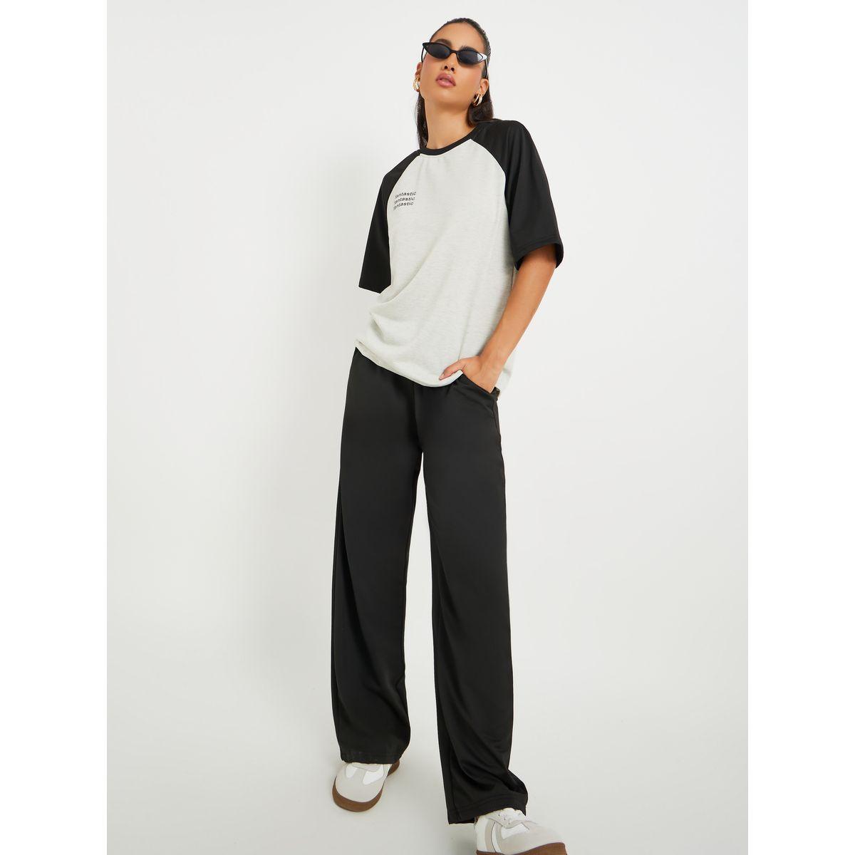 طقم منسق من بنطال وتيشيرت بطبعة كتابة-women-clothing-coordsets-image-1