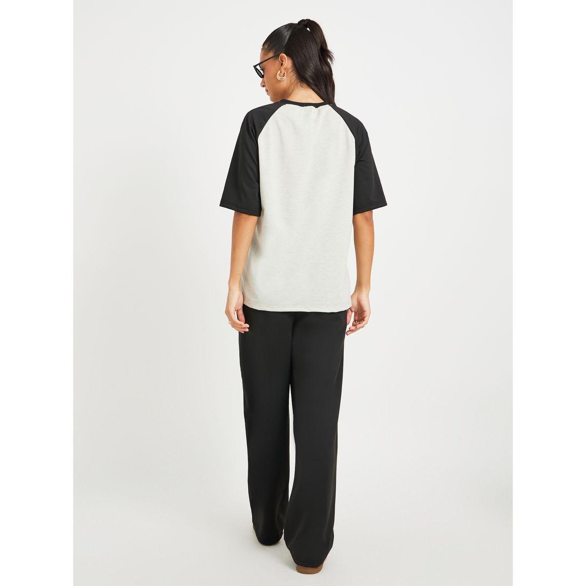 طقم منسق من بنطال وتيشيرت بطبعة كتابة-women-clothing-coordsets-image-5