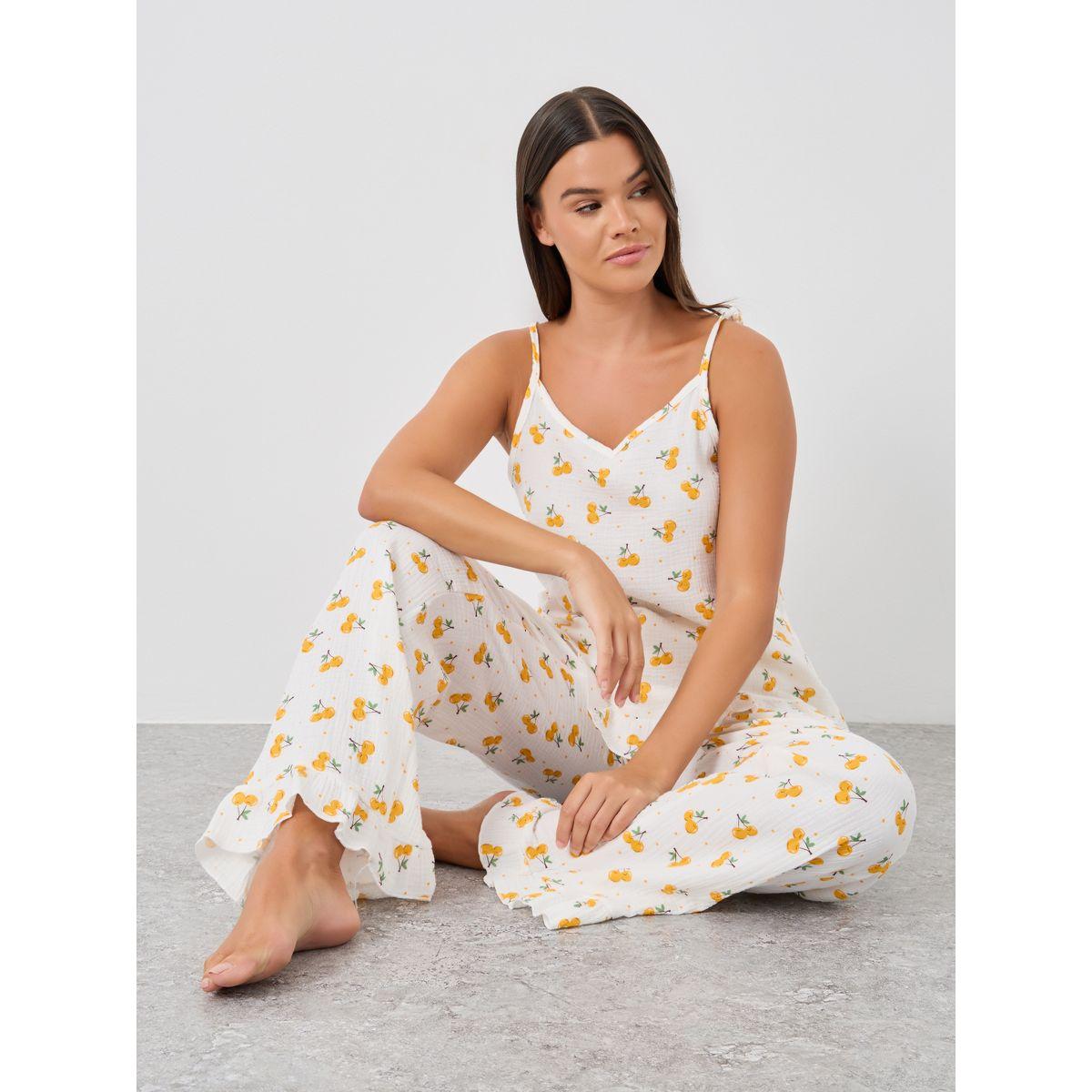 طقم من بنطال بيجاما وبلوزة مطبعة بالكامل بتفاصيل أكتاف كشكش-women-clothing-nightwear-pyjamas-longsets-image-1