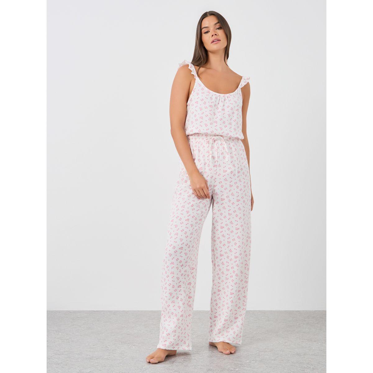 طقم من بنطال بيجاما وبلوزة بتفاصيل كشكش-women-clothing-nightwear-pyjamas-longsets-image-5