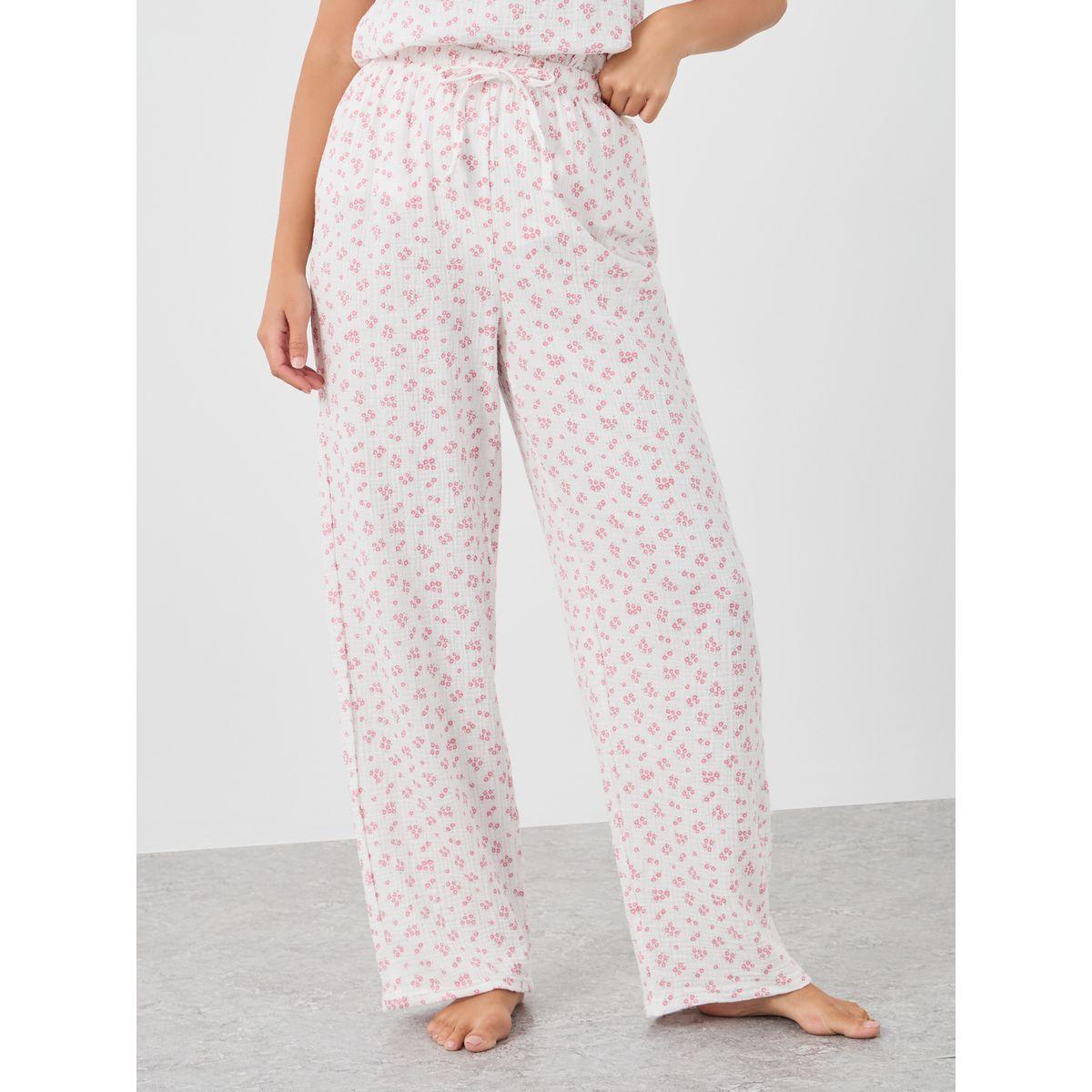طقم من بنطال بيجاما وبلوزة بتفاصيل كشكش-women-clothing-nightwear-pyjamas-longsets-image-6