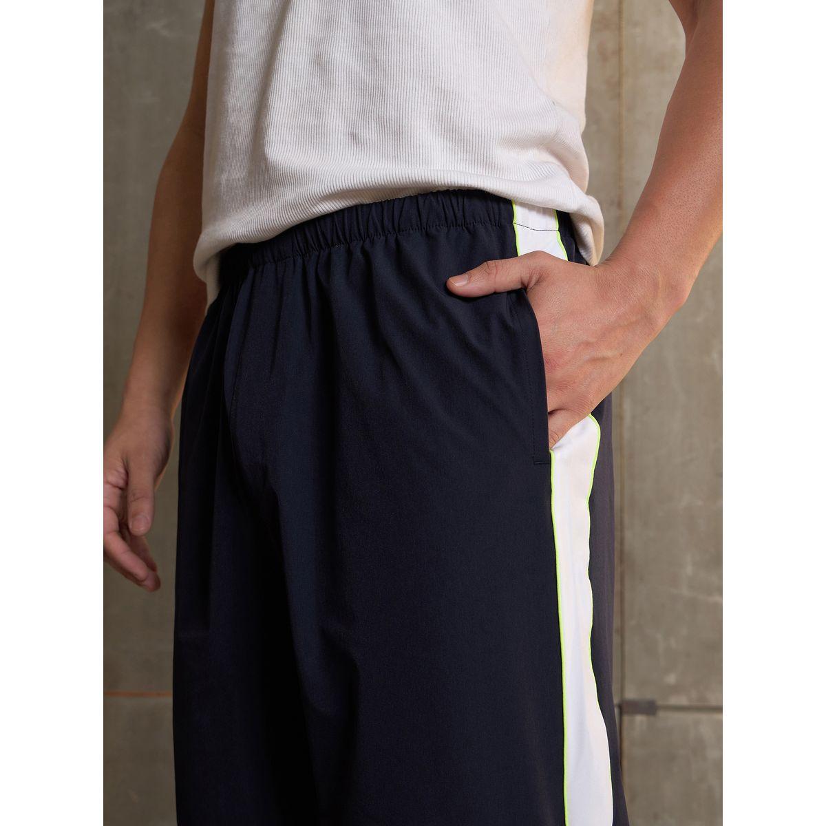 بنطال باراشوت باجي بتصميم جانبي-men-clothing-bottoms-joggers-image-4