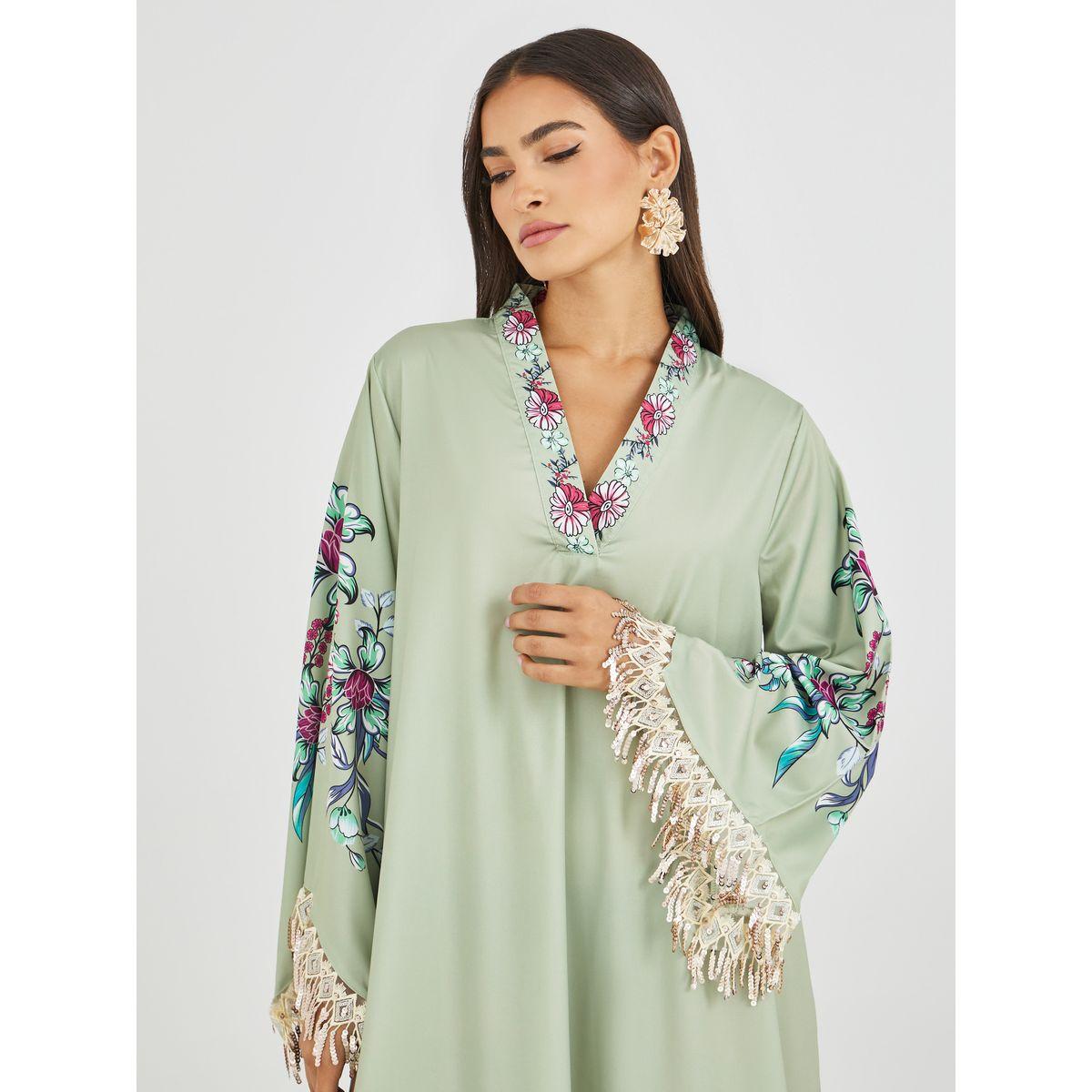 أميرة x ستايلي جلابية بطبعة زهور وتفاصيل شراشيب وأكمام طويلة-women-arabicclothing-jalabiyas-image-4