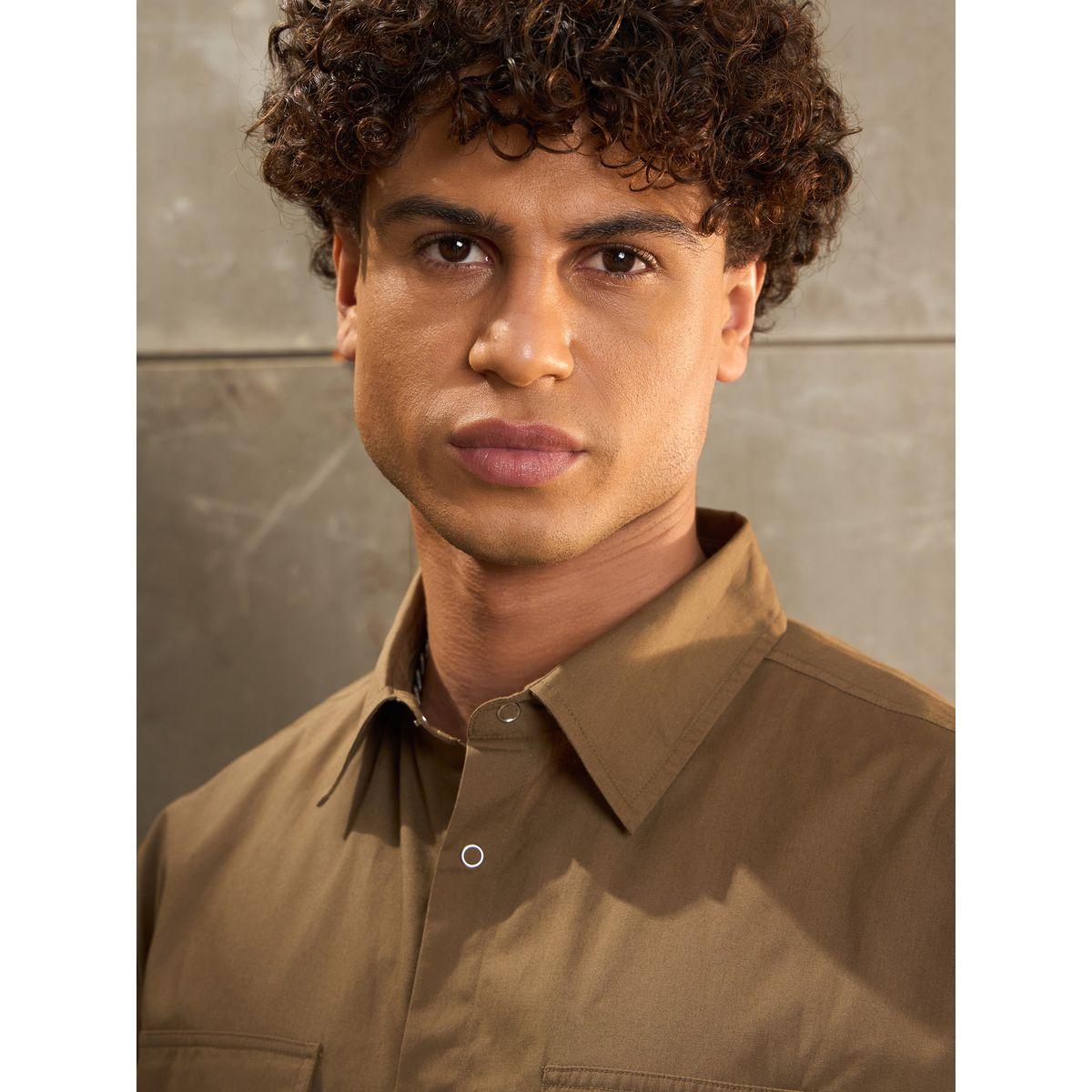 قميص ساسافراس زيتوني بوبلين مع جيب أمامية ليليكس فيت-men-clothing-shirts-image-4