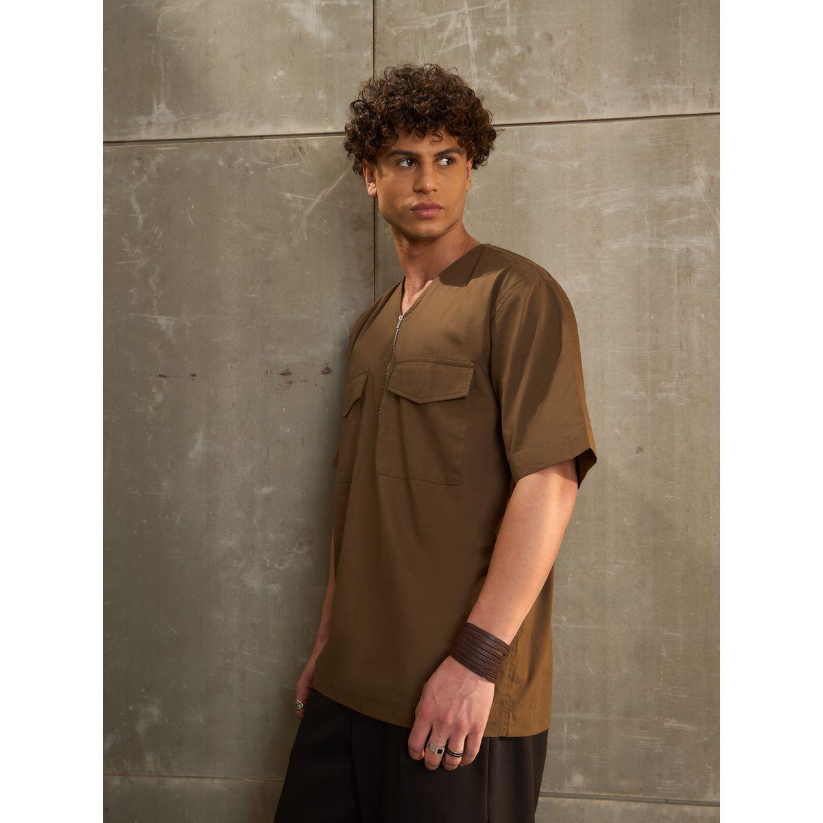 قميص ساسافراس سوليد برقبة V بسحاب أمامي بوبلين وضيق مريح-men-clothing-shirts-image-3