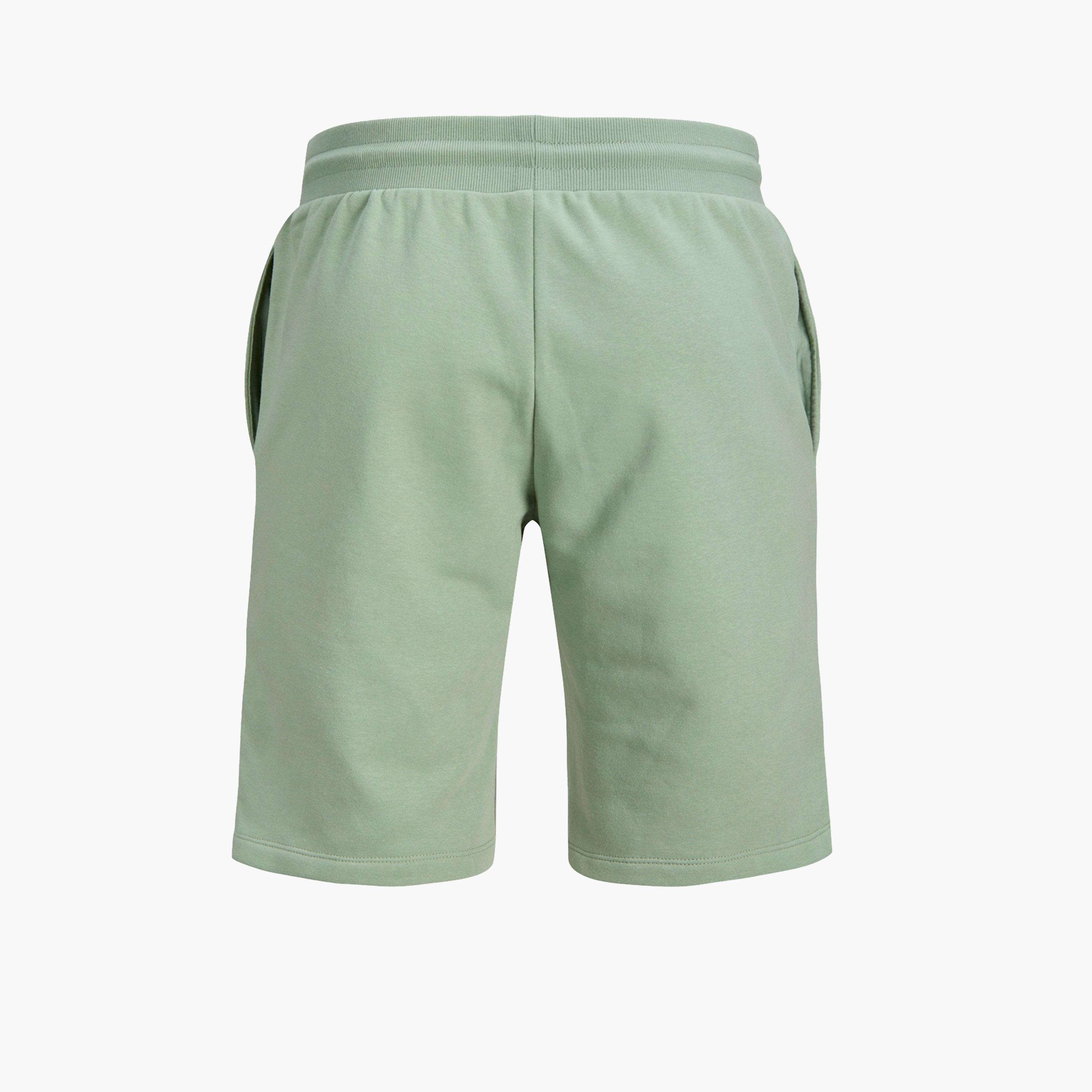 برودكت-  شورت أخضر مطبوع عليه شعار مع رباط-men-clothing-bottoms-shorts-image-2