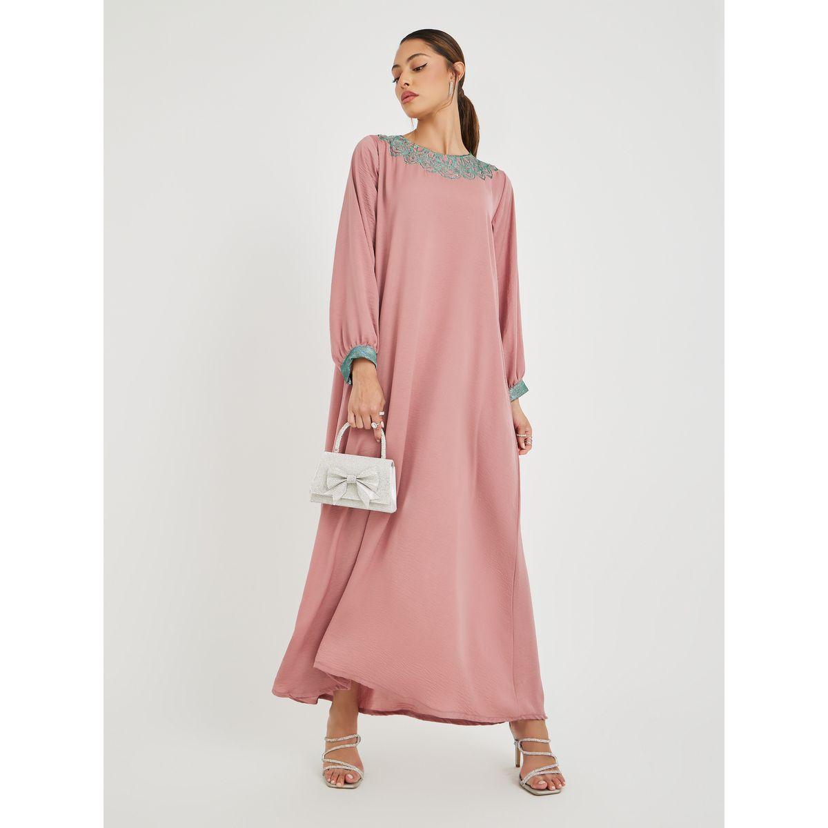 أميرة x ستايلي جلابية بتفاصيل مُرقعة وأكمام مكبلة-women-arabicclothing-jalabiyas-image-1