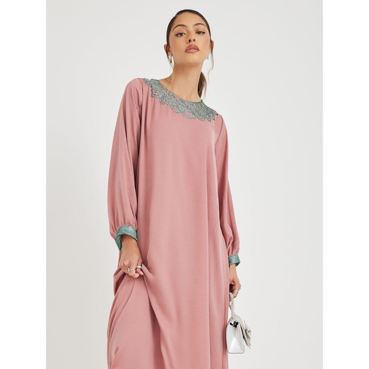 أميرة x ستايلي جلابية بتفاصيل مُرقعة وأكمام مكبلة-women-arabicclothing-jalabiyas-image-2