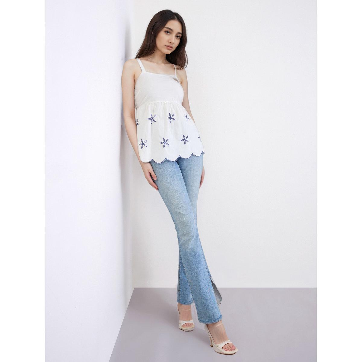 بلوزة كامي بلا أكمام مع تفاصيل مُطرّزة-women-clothing-tshirts-image-4