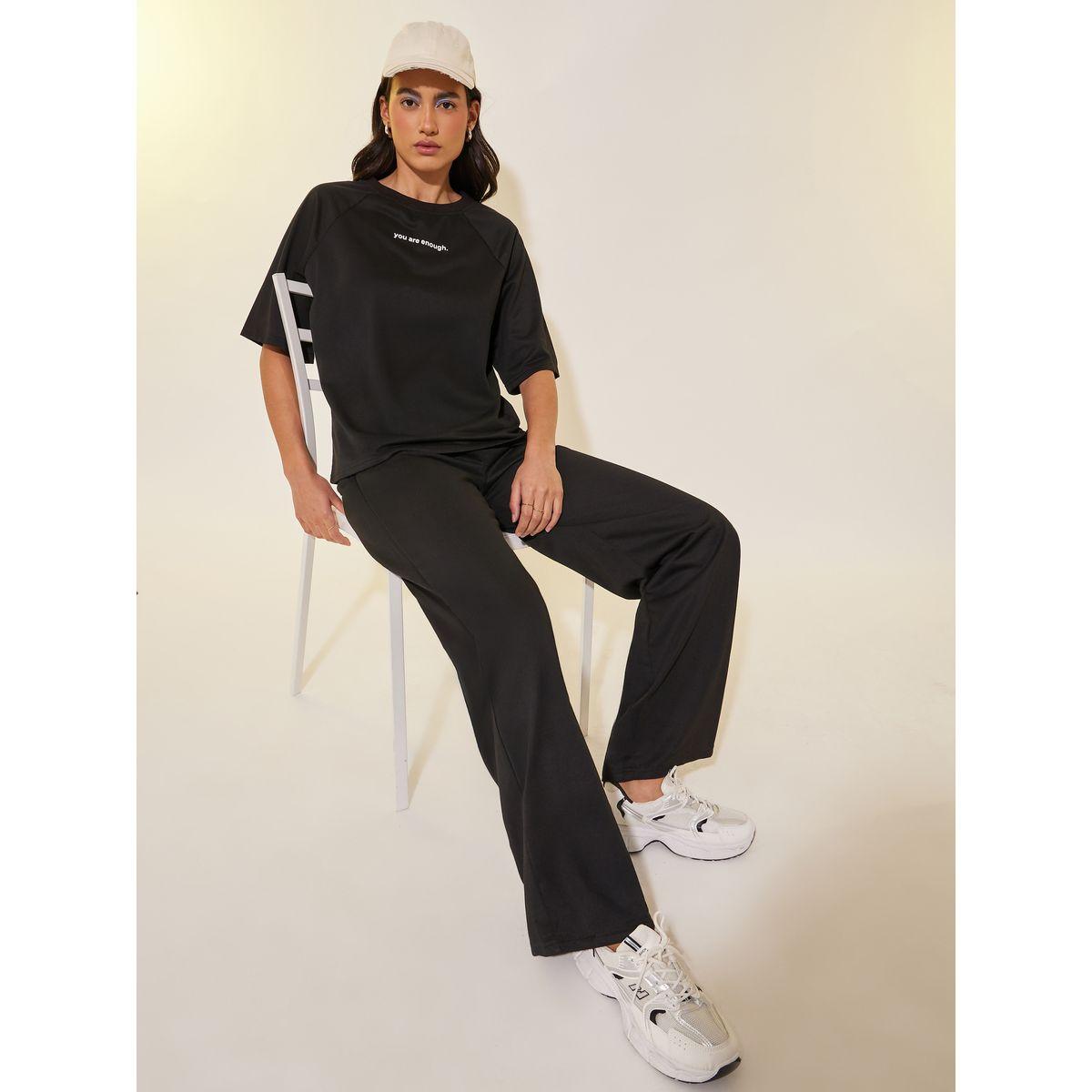 طقم منسق من بنطال بأرجل واسعة وتيشيرت بطبعة كتابة-women-clothing-coordsets-image-1