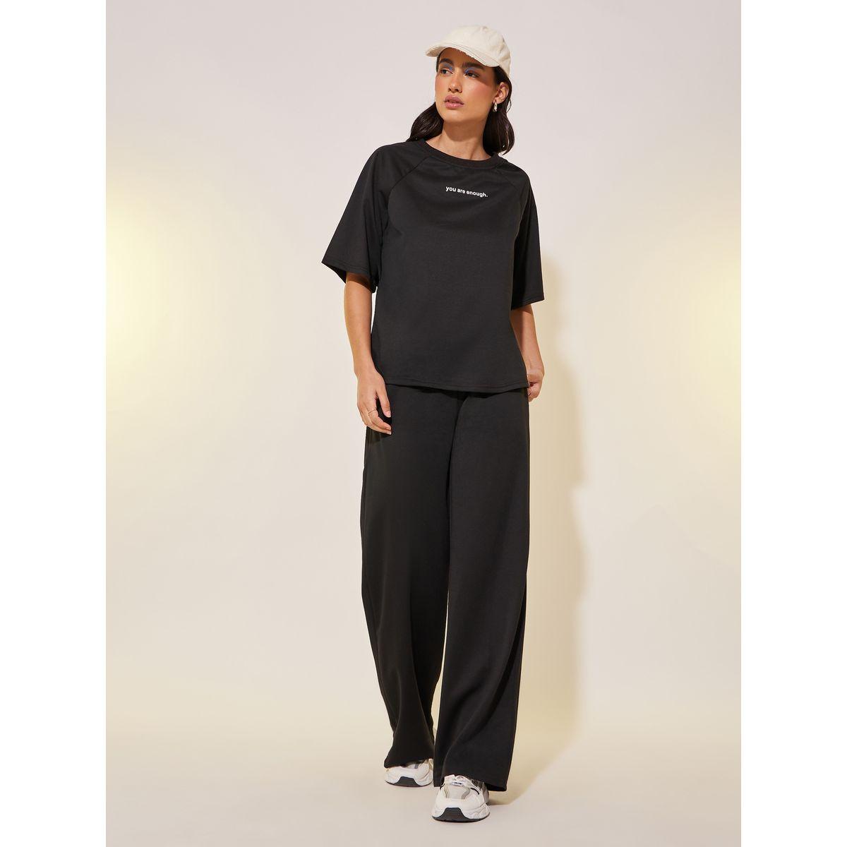 طقم منسق من بنطال بأرجل واسعة وتيشيرت بطبعة كتابة-women-clothing-coordsets-image-2