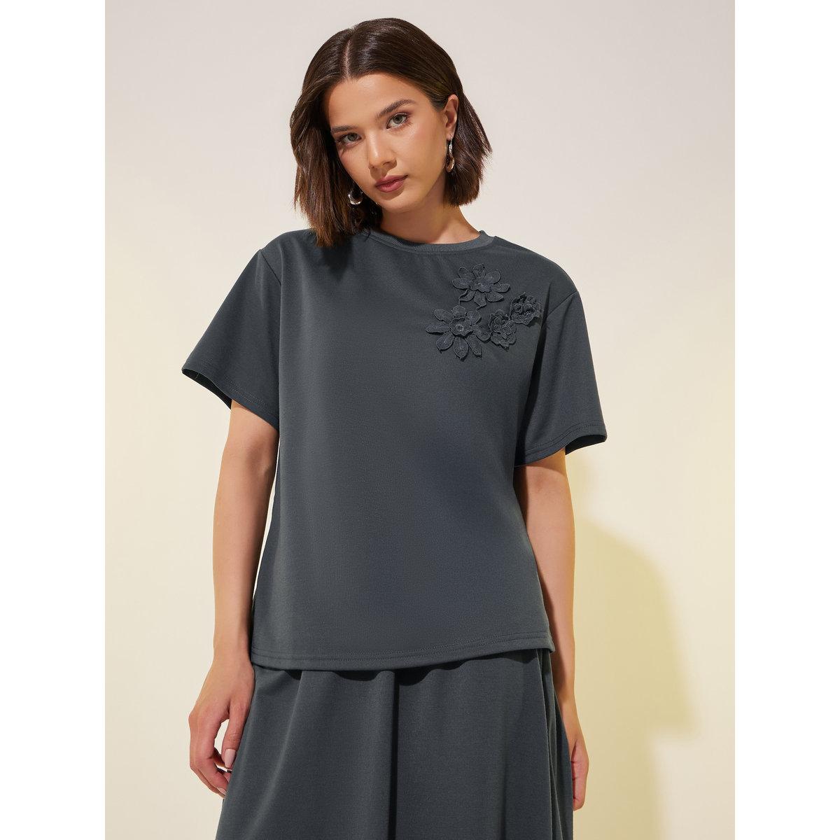 طقم منسق من تنورة وتيشيرت بتفاصيل زهور-women-clothing-coordsets-image-2