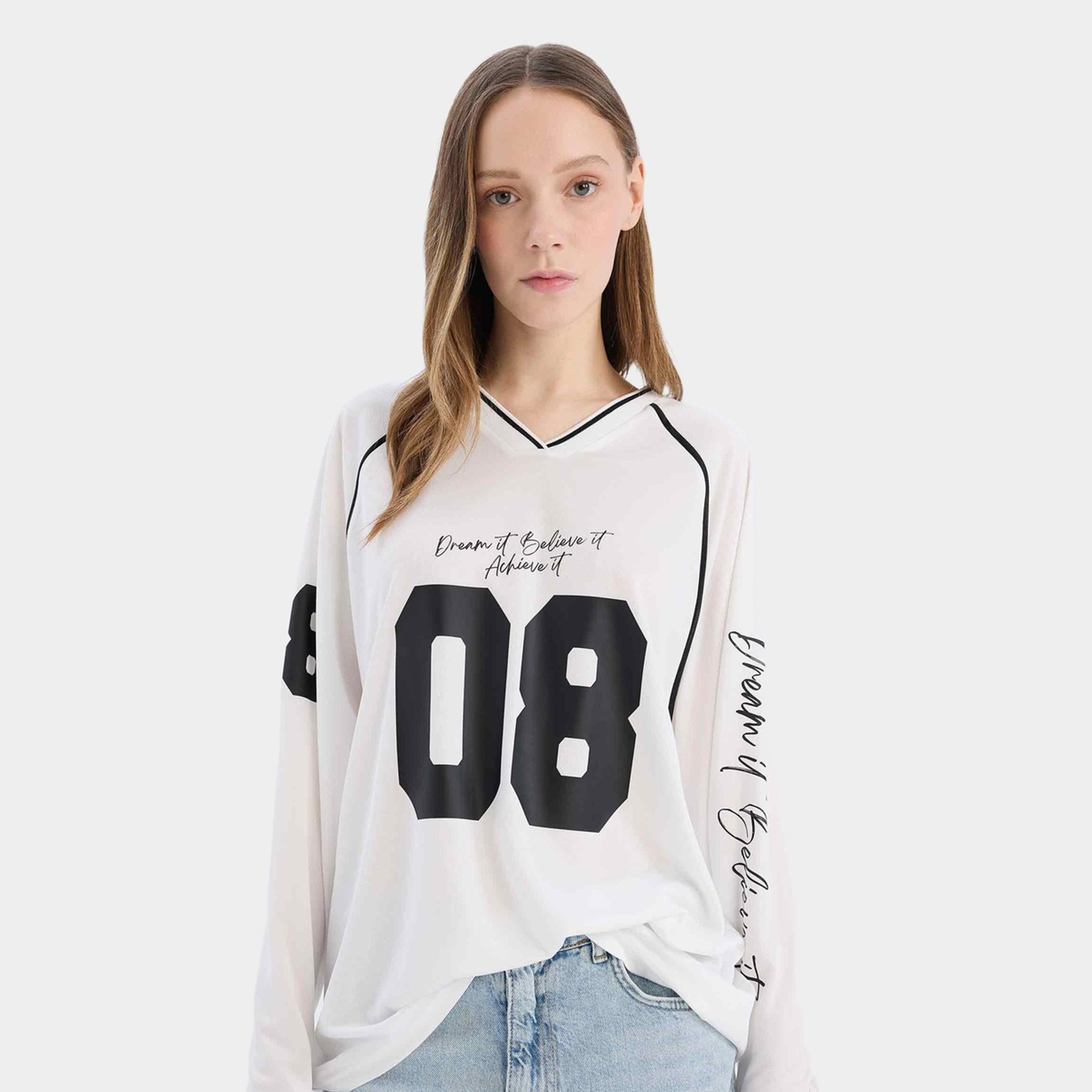 ديفاكتو × ستايلي - تي شيرت نسائي مطبوع بأكمام طويلة ورقبة V - أوف وايت-women-clothing-tshirts-image-1