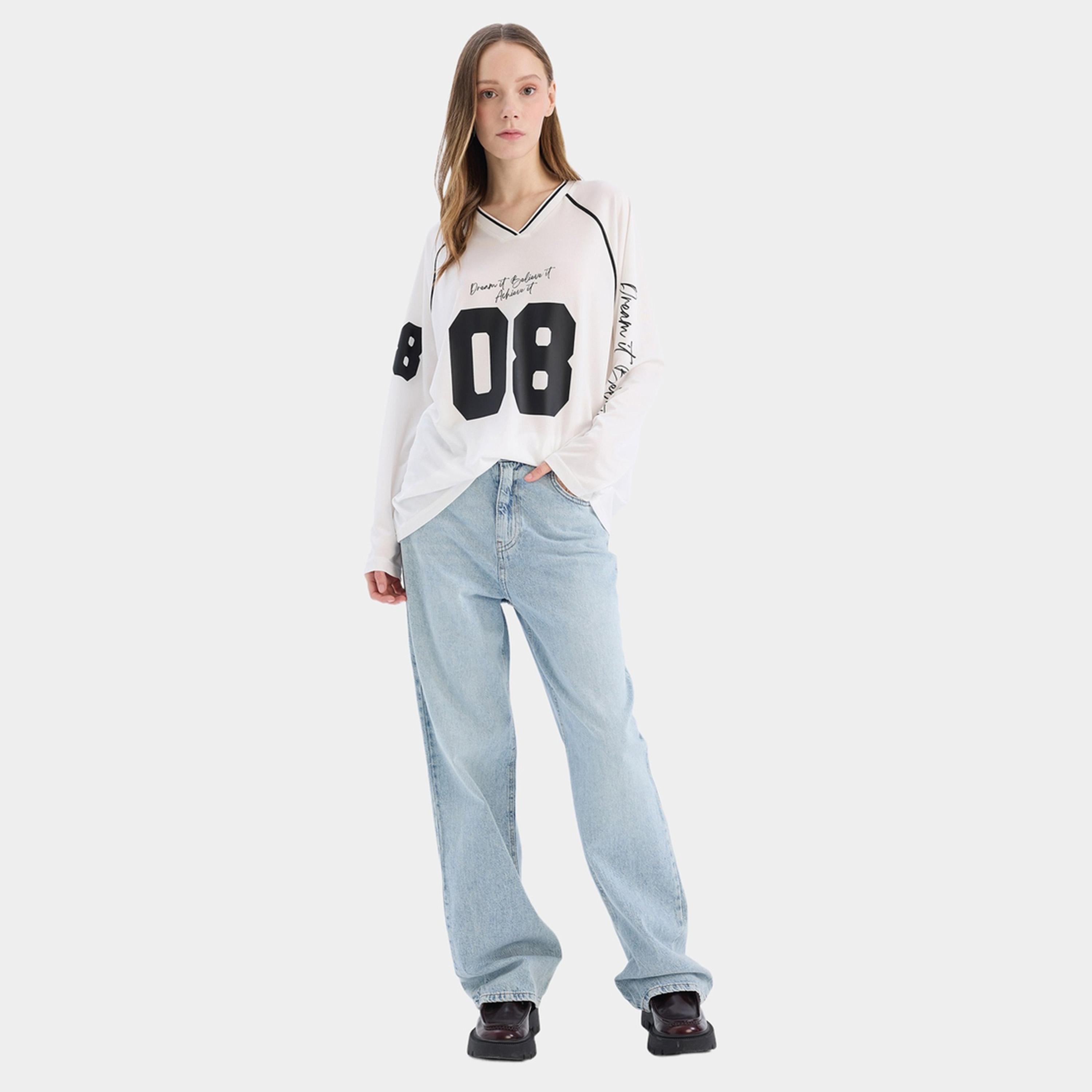 ديفاكتو × ستايلي - تي شيرت نسائي مطبوع بأكمام طويلة ورقبة V - أوف وايت-women-clothing-tshirts-image-2