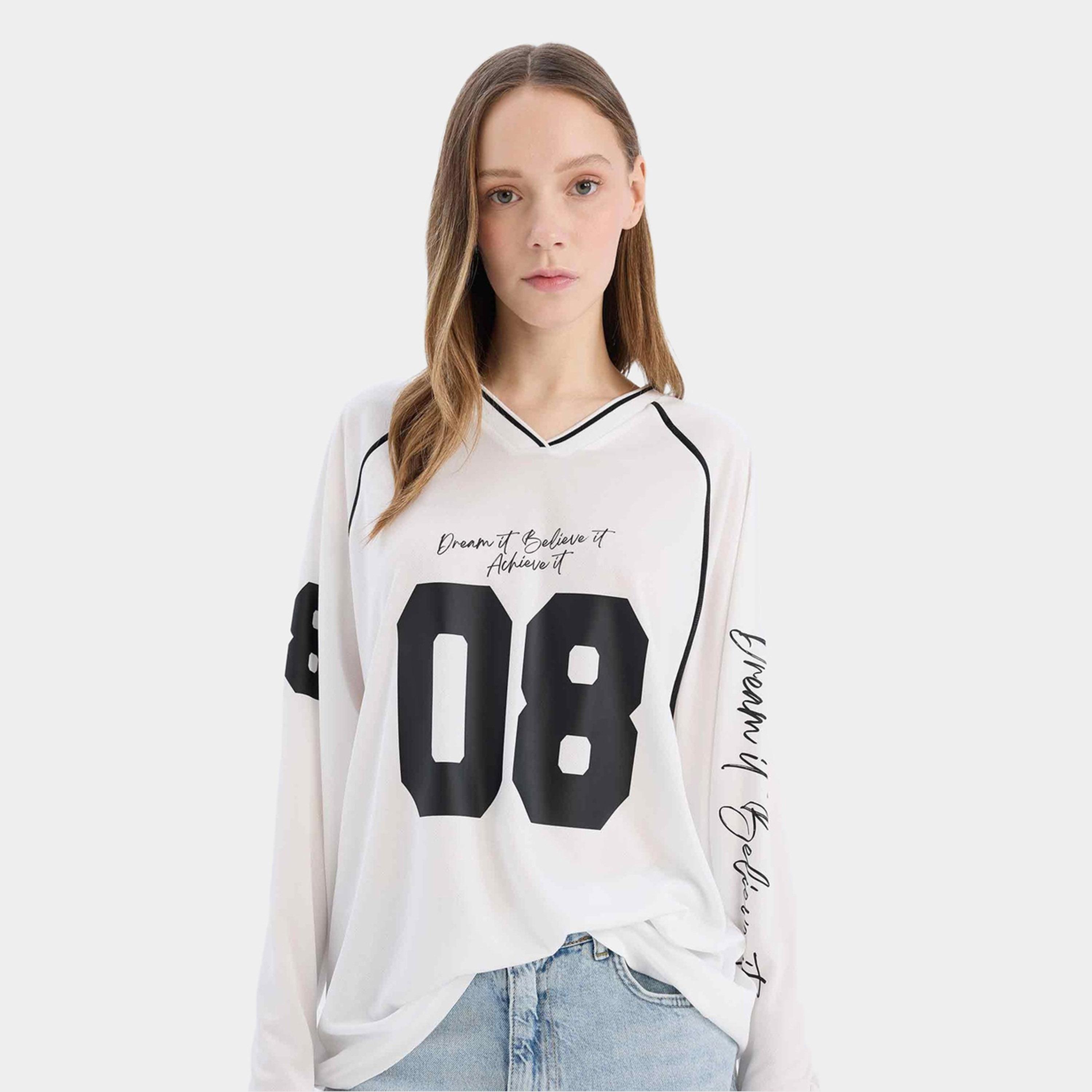 ديفاكتو × ستايلي - تي شيرت نسائي مطبوع بأكمام طويلة ورقبة V - أوف وايت-women-clothing-tshirts-image-3