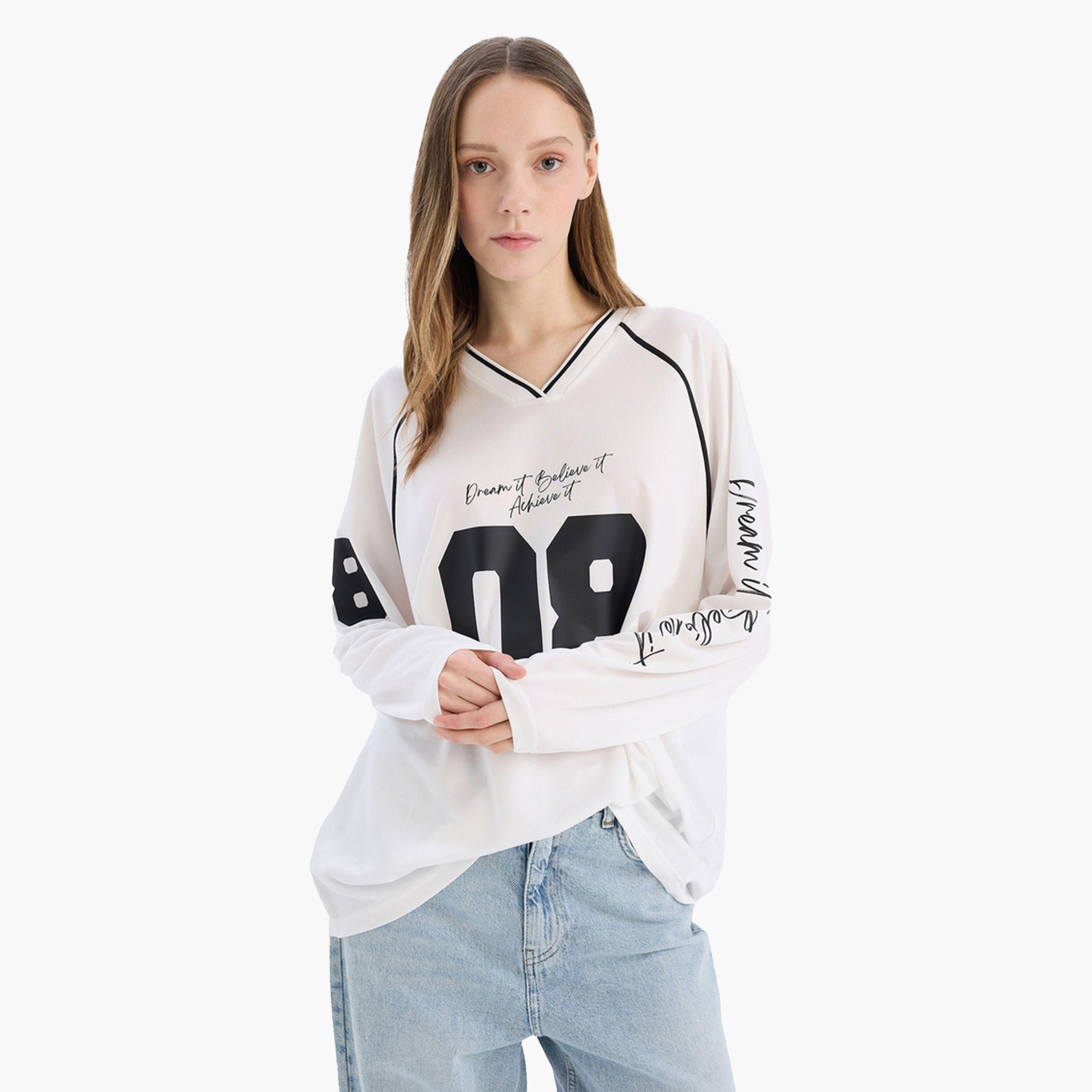 ديفاكتو × ستايلي - تي شيرت نسائي مطبوع بأكمام طويلة ورقبة V - أوف وايت-women-clothing-tshirts-image-4