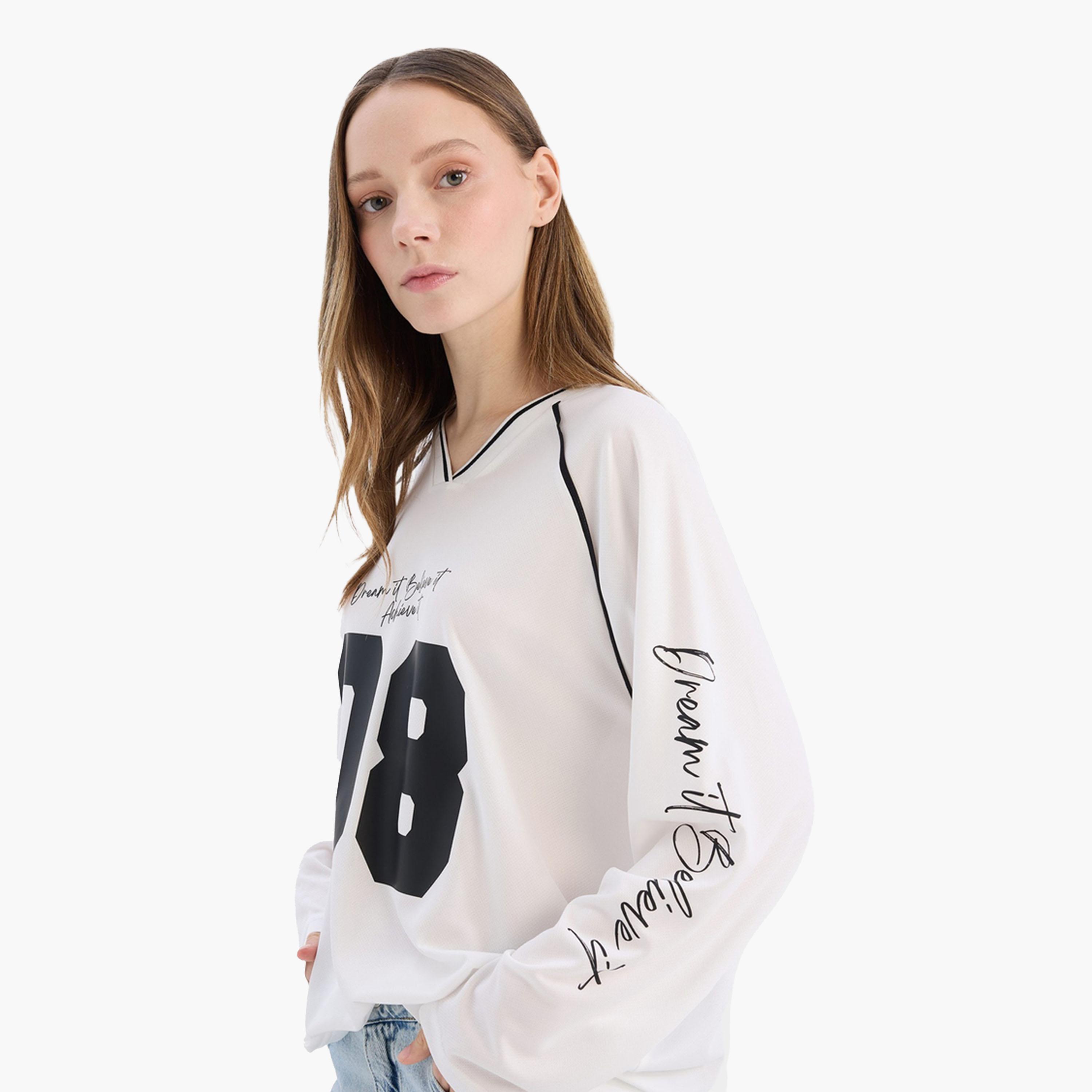 ديفاكتو × ستايلي - تي شيرت نسائي مطبوع بأكمام طويلة ورقبة V - أوف وايت-women-clothing-tshirts-image-5