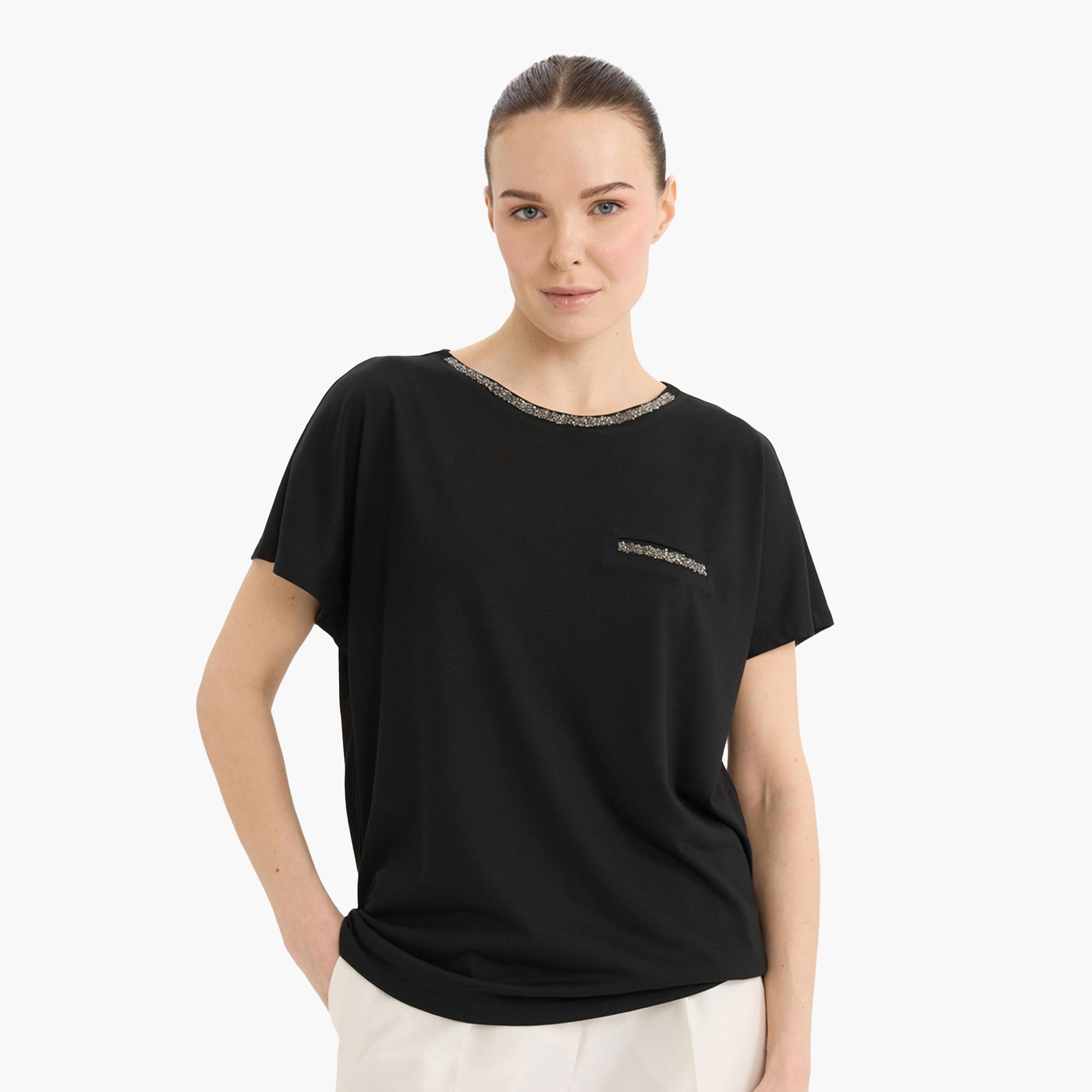 ديفاكتو × ستايلي-  تي شيرت أسود بأكمام قصيرة ورقبة دائرية-women-clothing-tshirts-image-4
