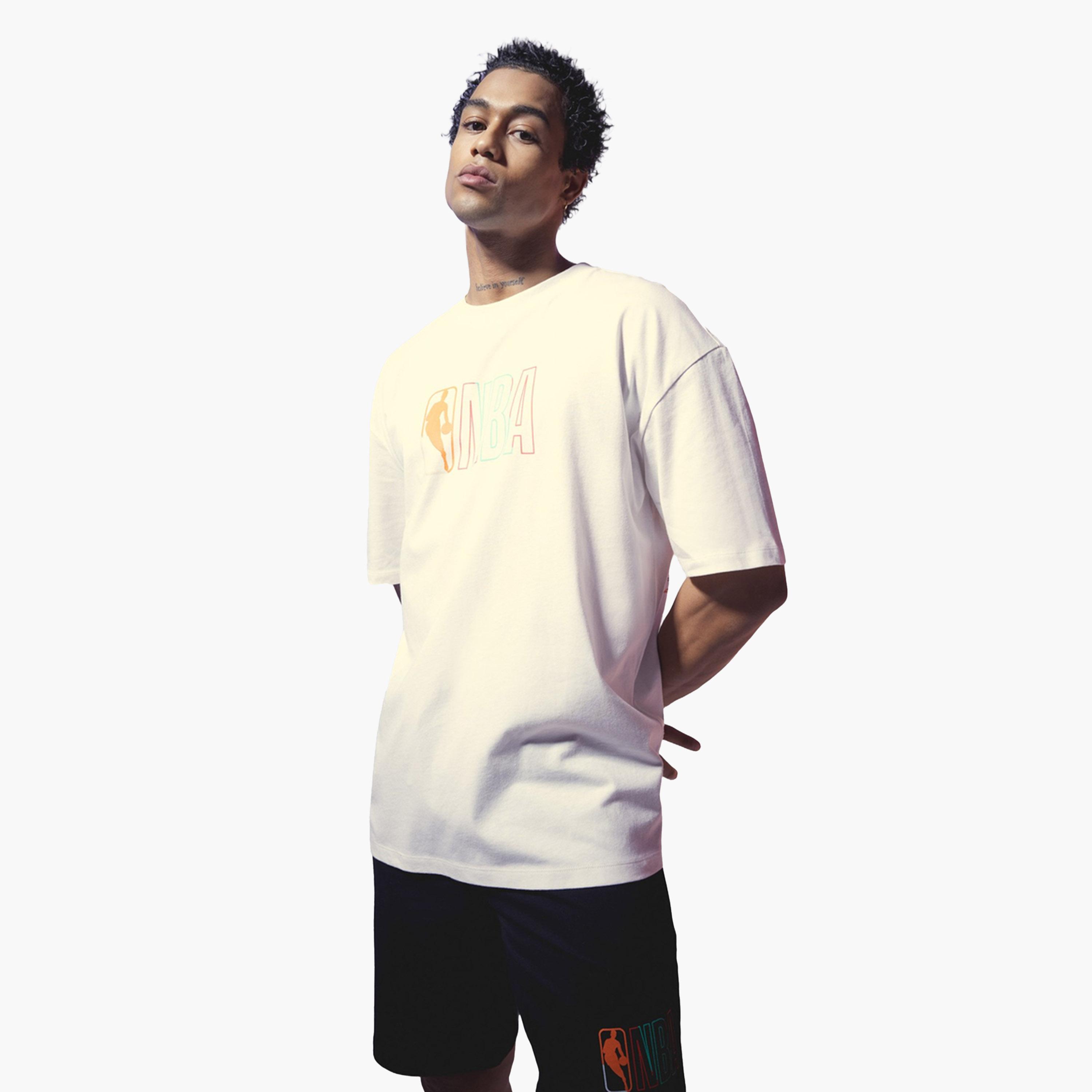 ديفاكتو × ستايلي - تيشيرت كبير الحجم بشعار NBA - أبيض-men-clothing-tshirtsandpolos-tshirts-image-1