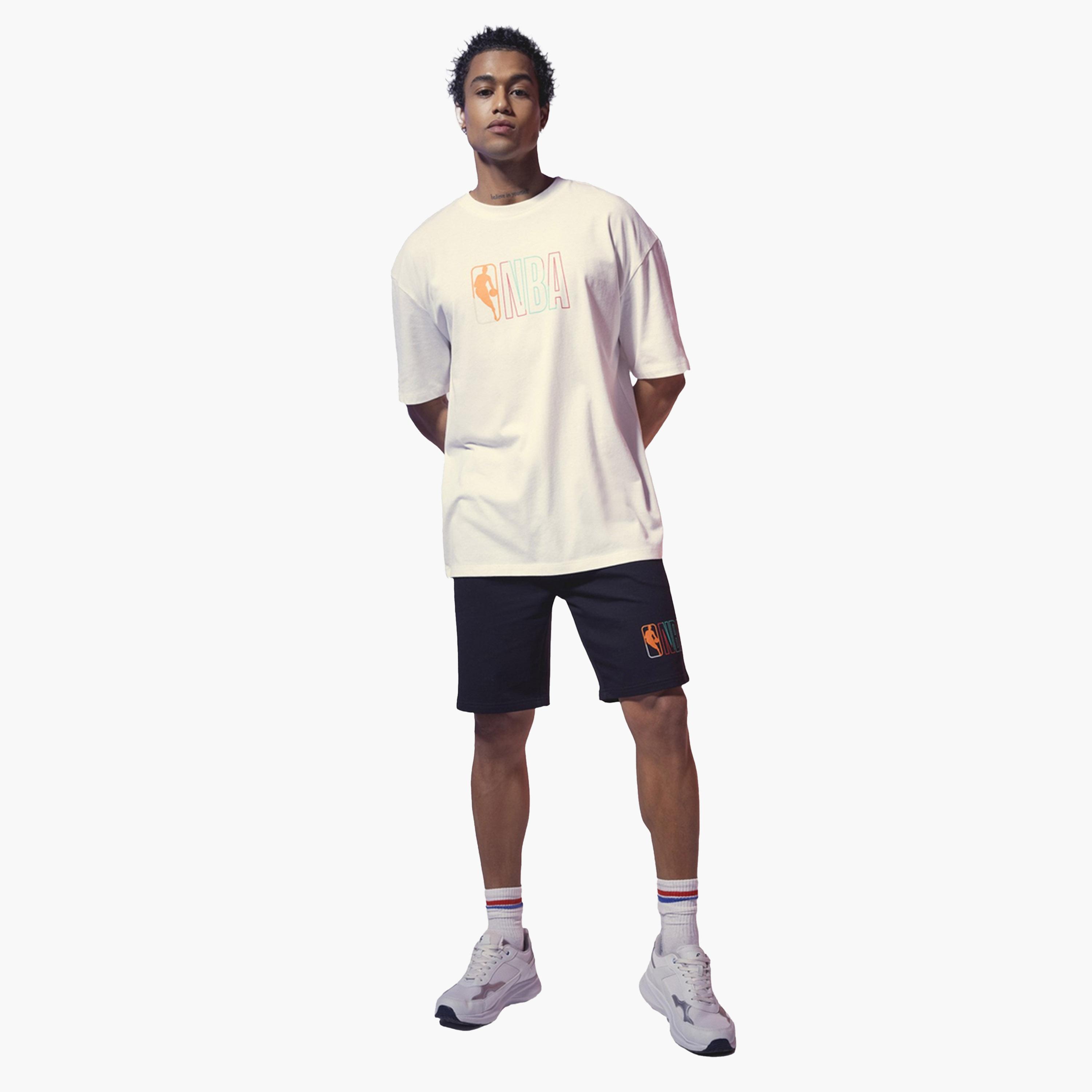 ديفاكتو × ستايلي - تيشيرت كبير الحجم بشعار NBA - أبيض-men-clothing-tshirtsandpolos-tshirts-image-2