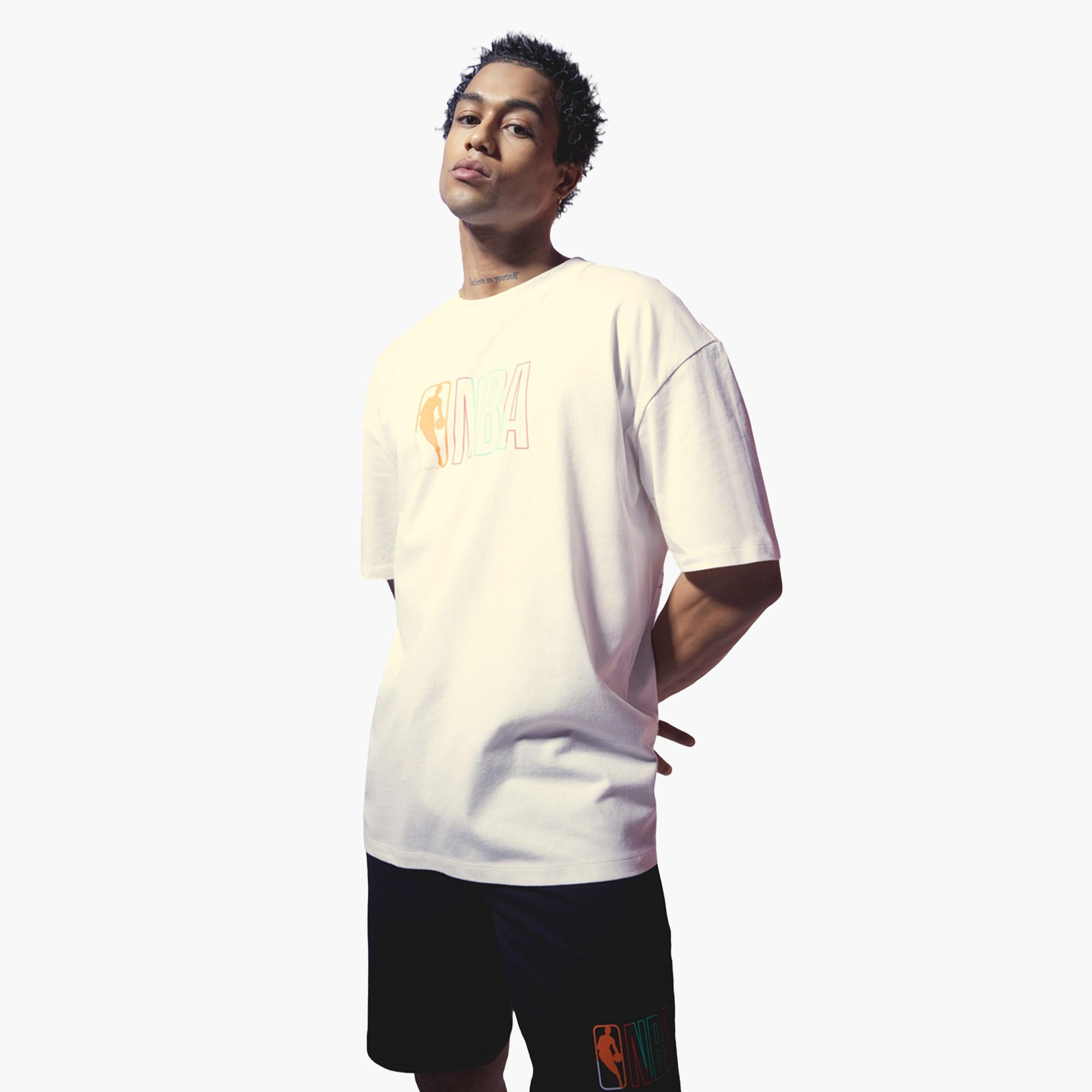 ديفاكتو × ستايلي - تيشيرت كبير الحجم بشعار NBA - أبيض-men-clothing-tshirtsandpolos-tshirts-image-3