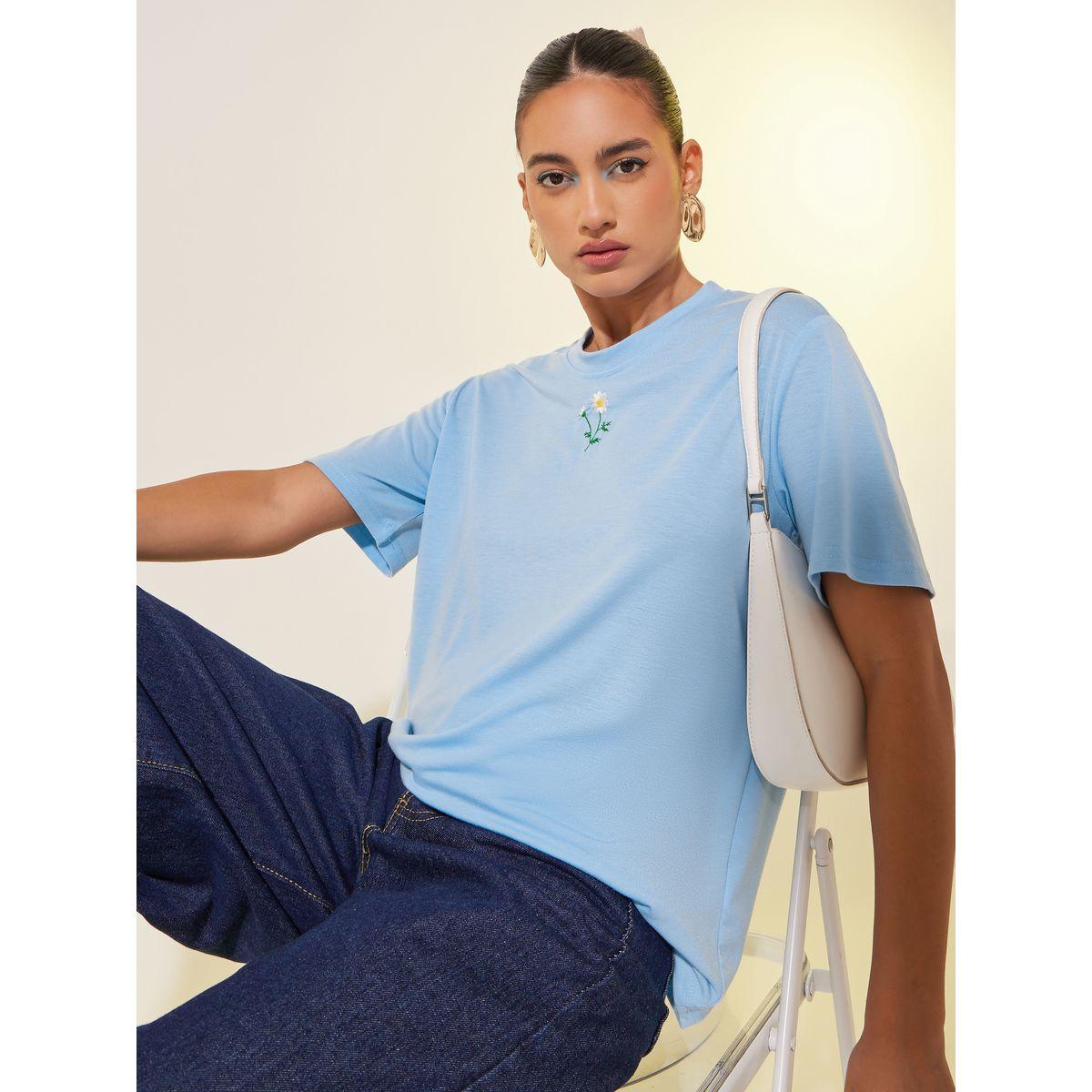 تيشيرت بياقة دائرية وتفاصيل مُطرّزة-women-clothing-tshirts-image-1