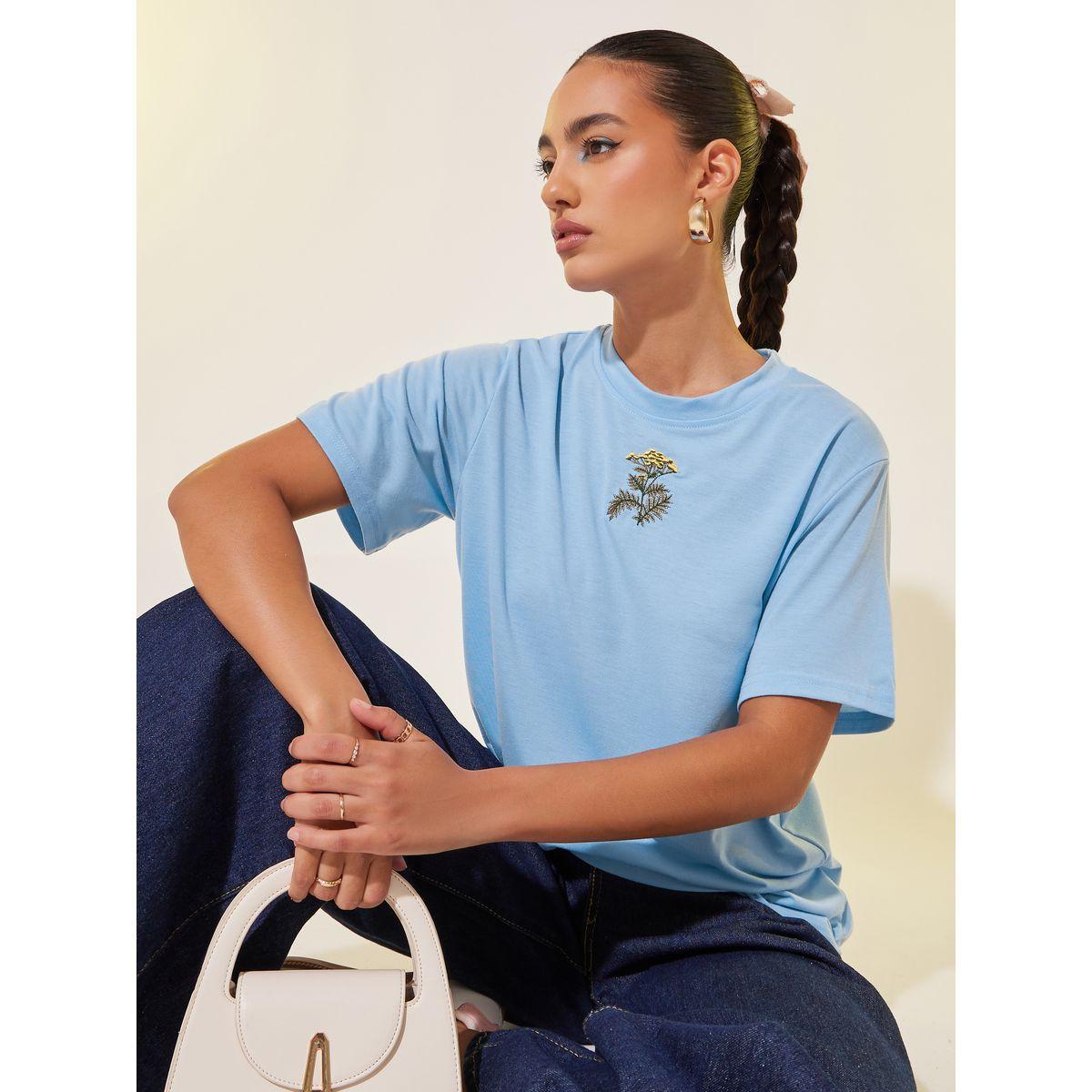 تيشيرت بياقة دائرية وتفاصيل مُطرّزة-women-clothing-tshirts-image-1
