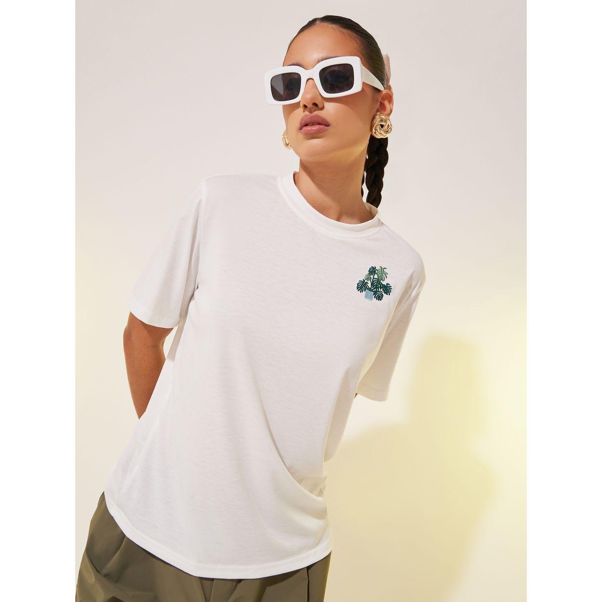 تيشيرت بياقة دائرية وتفاصيل مُطرّزة-women-clothing-tshirts-image-1