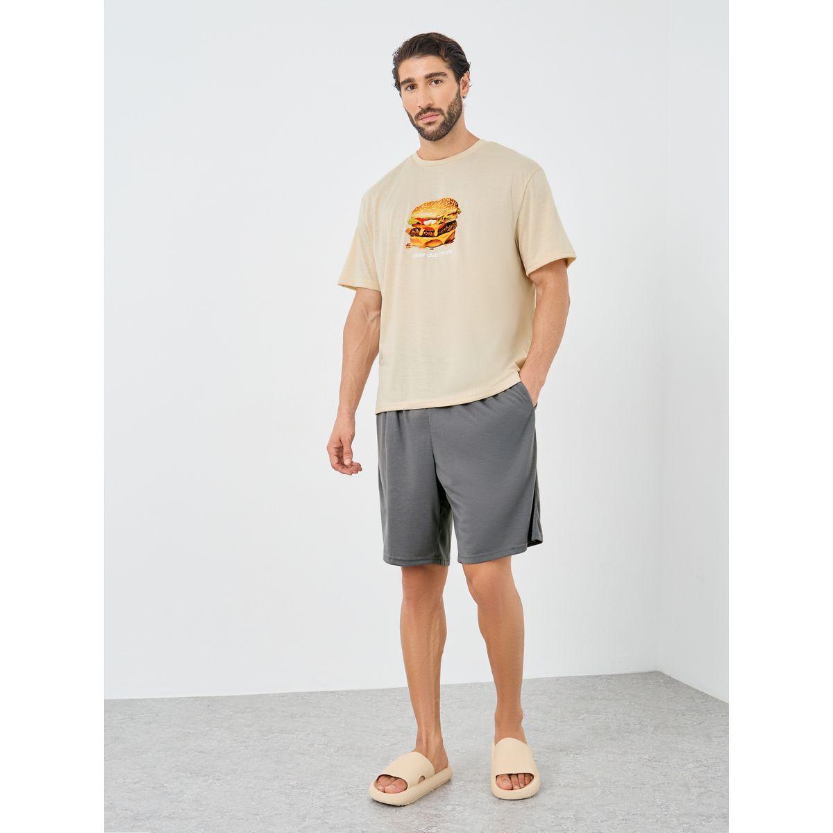 طقم من شورت بيجاما سادة وتيشيرت بطبعة جرافيك-men-clothing-nightwear-sets-image-1
