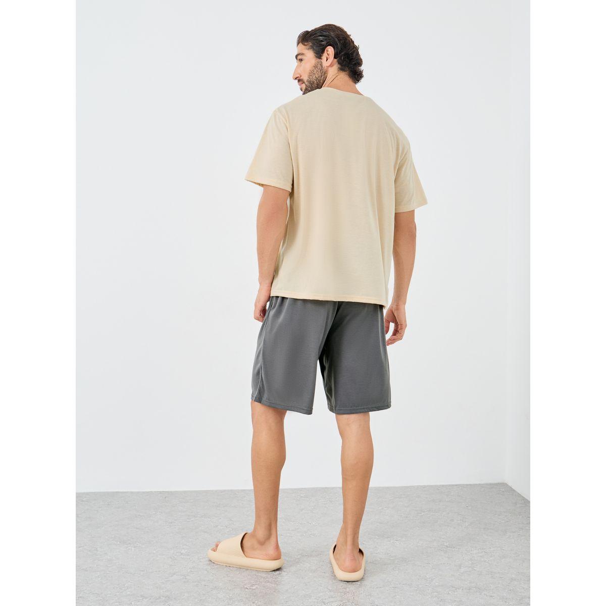 طقم من شورت بيجاما سادة وتيشيرت بطبعة جرافيك-men-clothing-nightwear-sets-image-4
