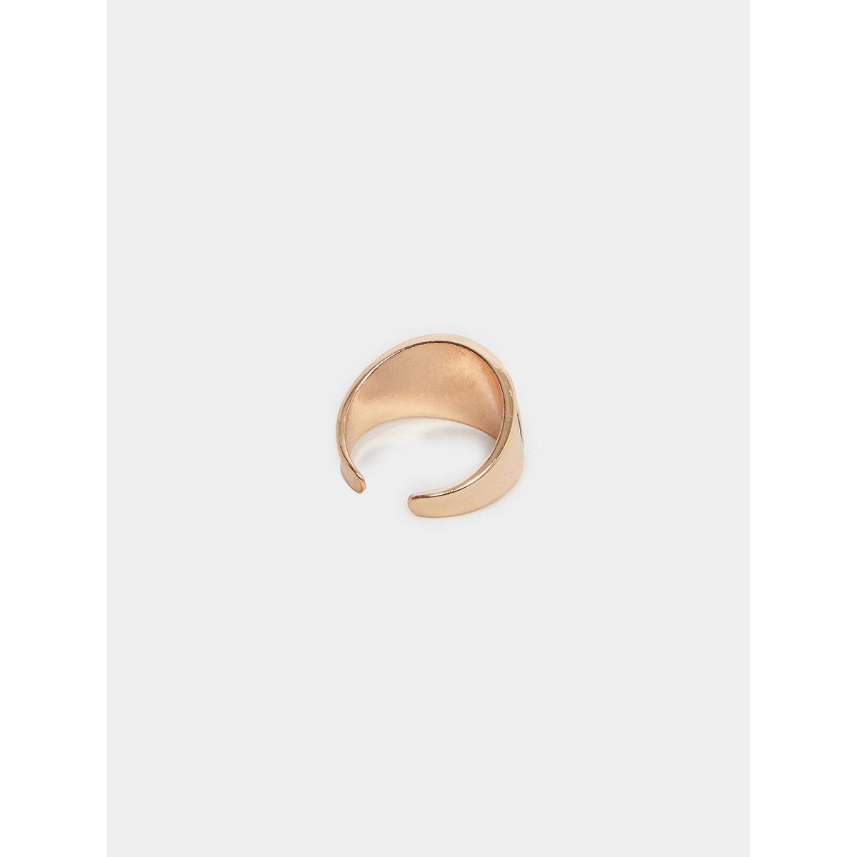 خاتم عريض بتفاصيل بارزة الملمس-women-watchesandjewellery-jewellery-rings-image-2