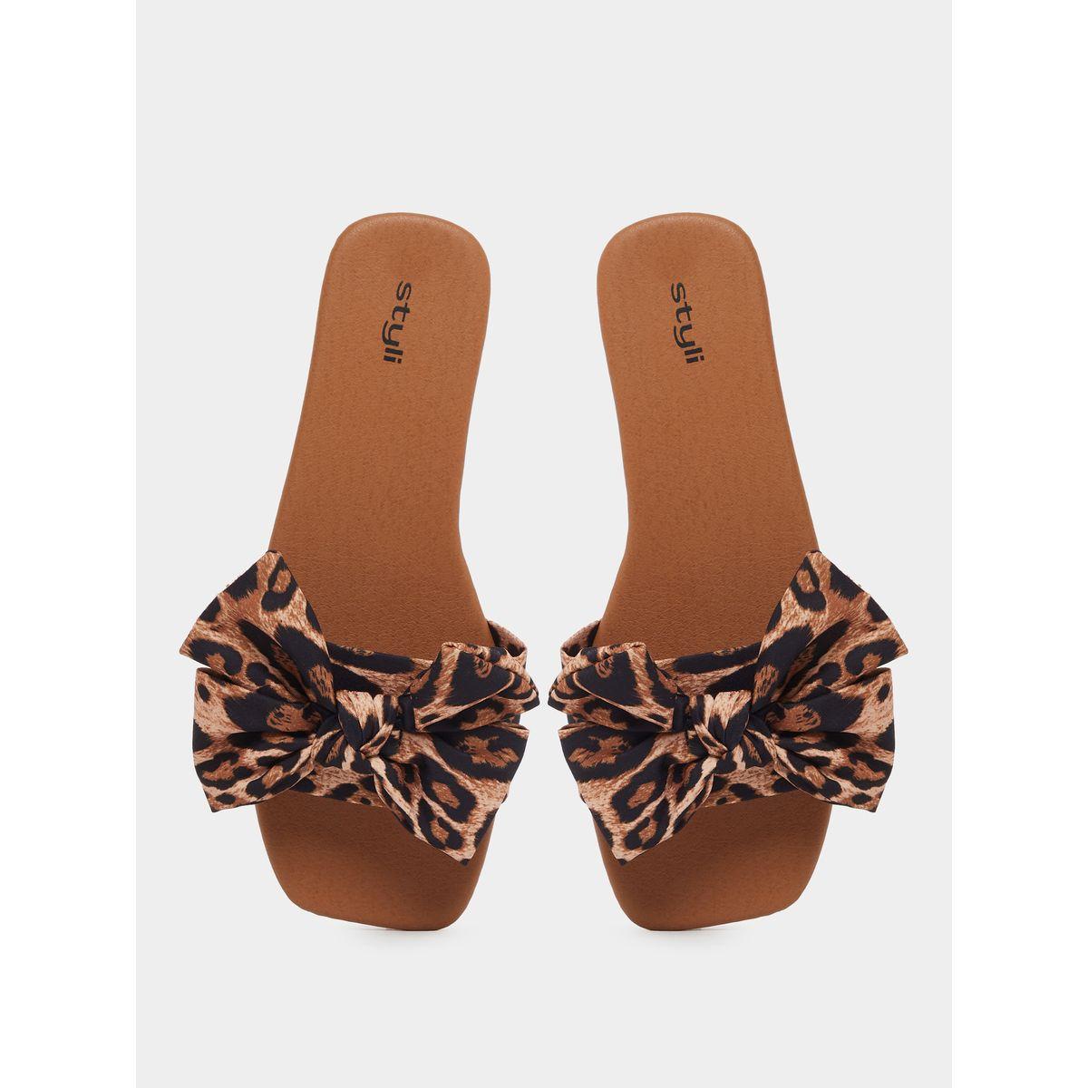 صندل فلات كاجوال مطبع مع تفاصيل فيونكة-women-shoes-sandals-flats-image-6