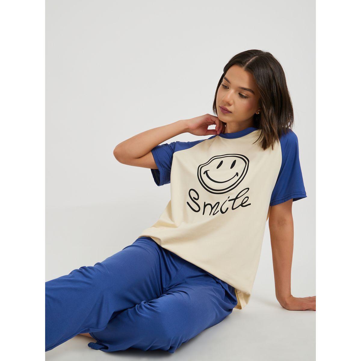 طقم من بنطال بيجاما وتيشيرت بطبعة جرافيك-women-clothing-nightwear-pyjamas-longsets-image-1