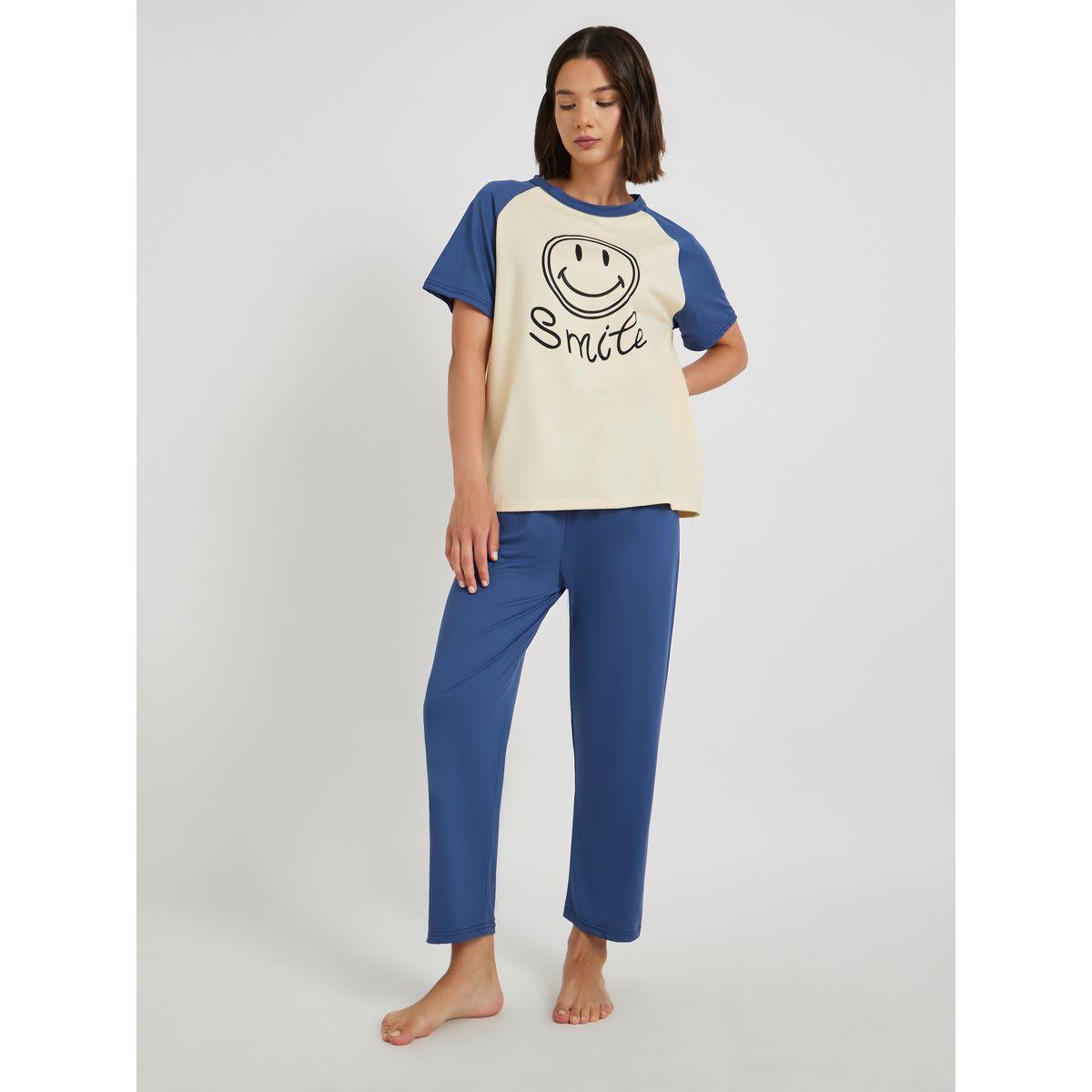 طقم من بنطال بيجاما وتيشيرت بطبعة جرافيك-women-clothing-nightwear-pyjamas-longsets-image-2