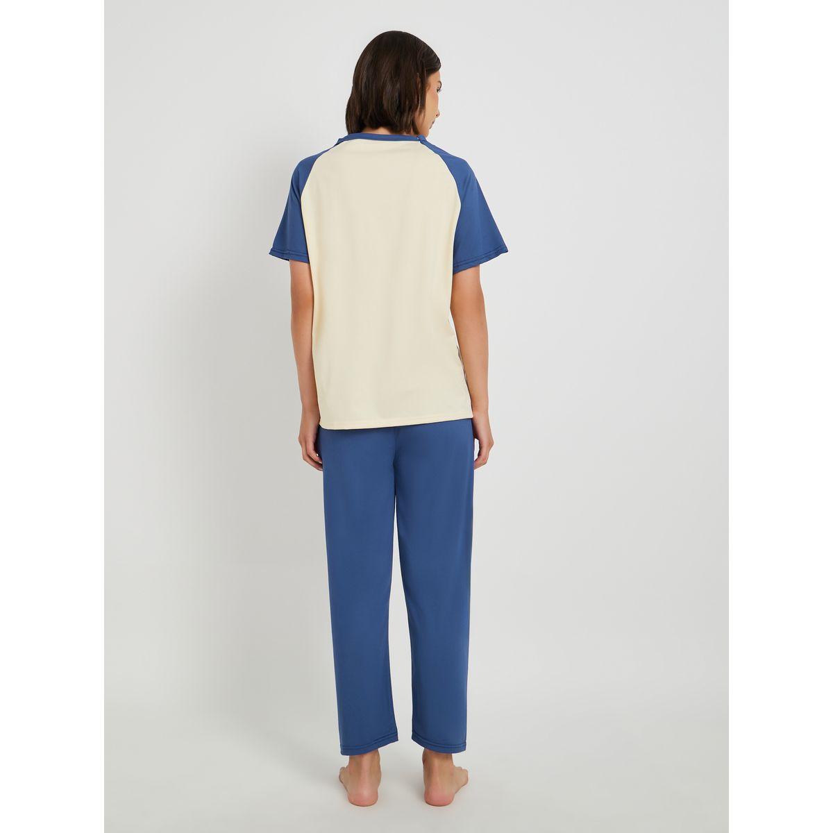 طقم من بنطال بيجاما وتيشيرت بطبعة جرافيك-women-clothing-nightwear-pyjamas-longsets-image-5